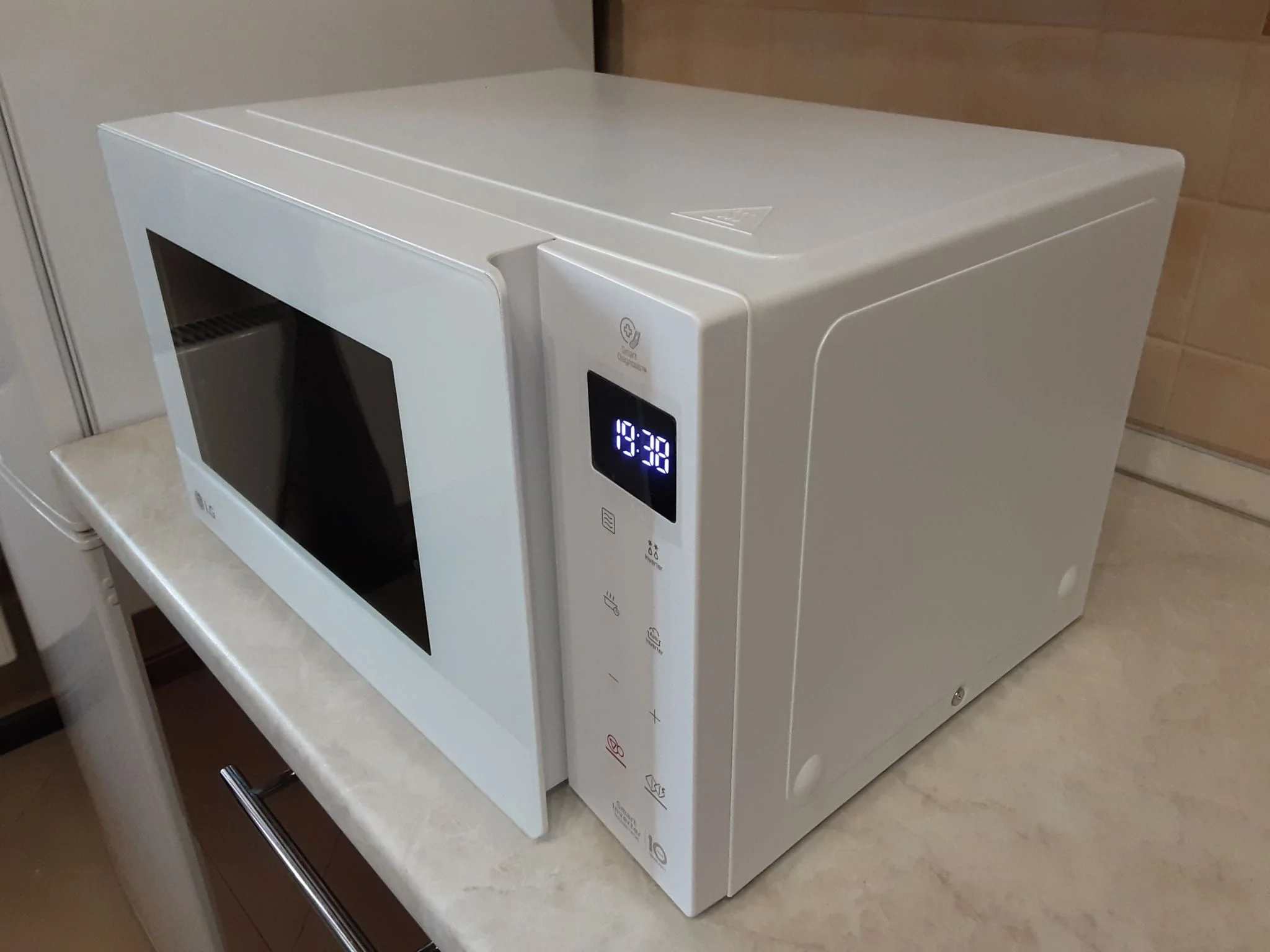 СВЧ печь-соло LG MW23R35GIH белая,,сенсорная, 100Вт, 23л
