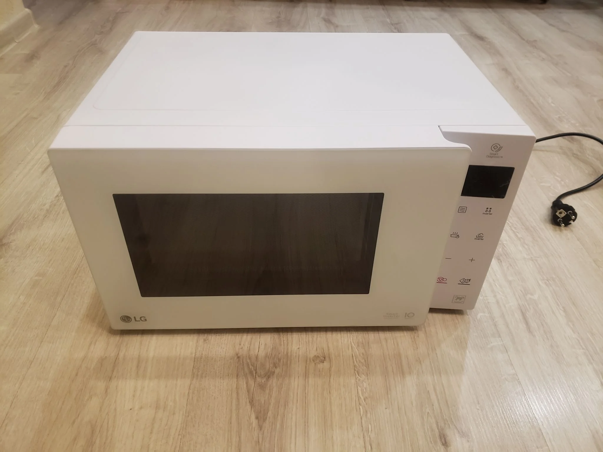 СВЧ печь-соло LG MW23R35GIH белая,,сенсорная, 100Вт, 23л