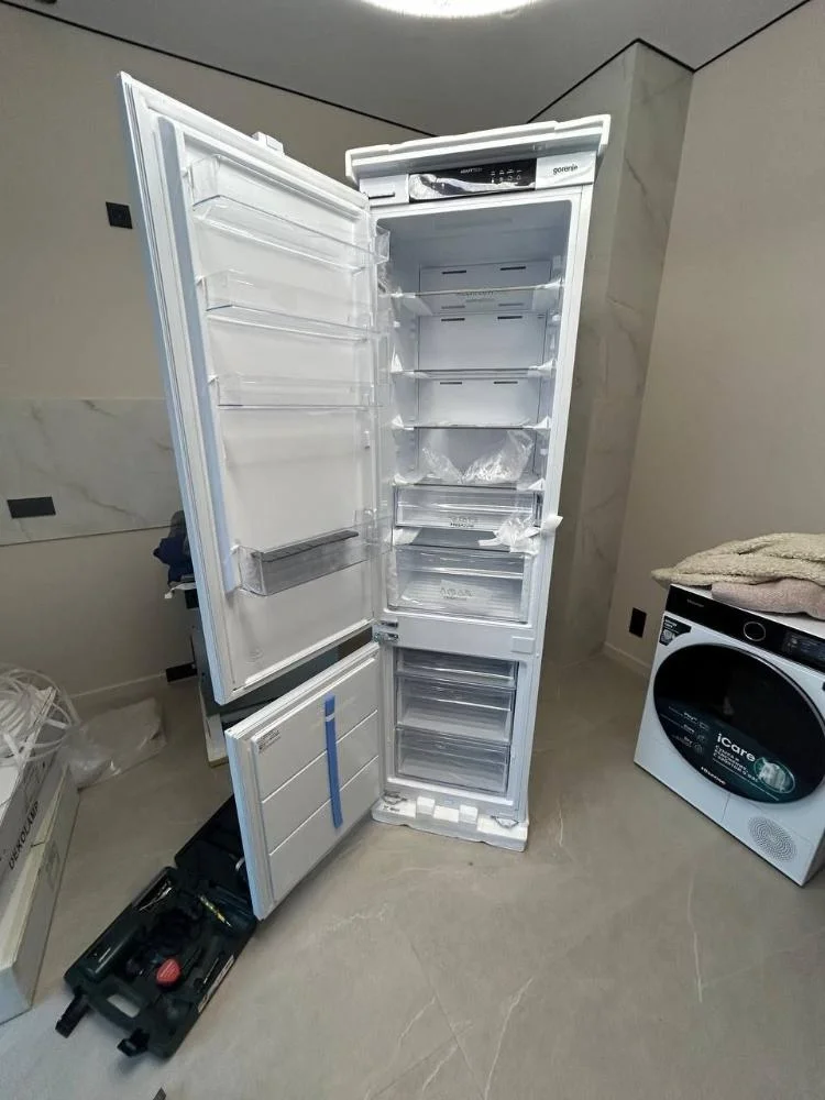 Встраиваемый холодильник Gorenje NRKI519141 белый двухкамерный 207/68 л морозилка снизу, No Frost