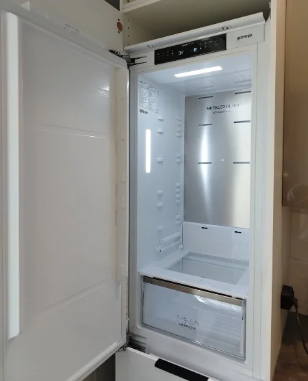 Встраиваемый холодильник Gorenje NRKI519E82WF, 193 см, электронное управление, цифровой дисплей, Wi-Fi, NoFrost Dual, Multiflow 360, контейнер CrispZo