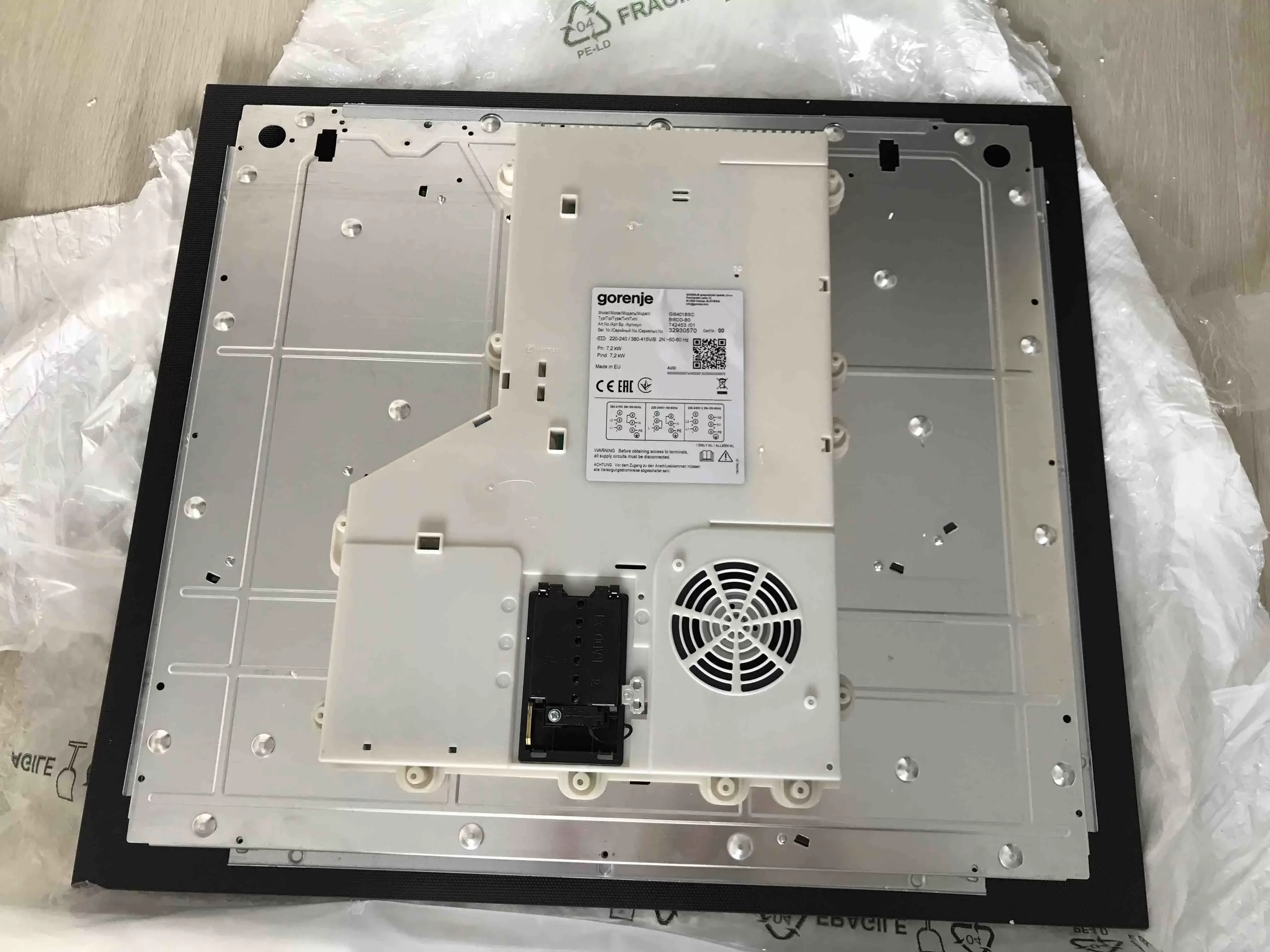 Индукционная варочная панель Gorenje GI6401BSC черный