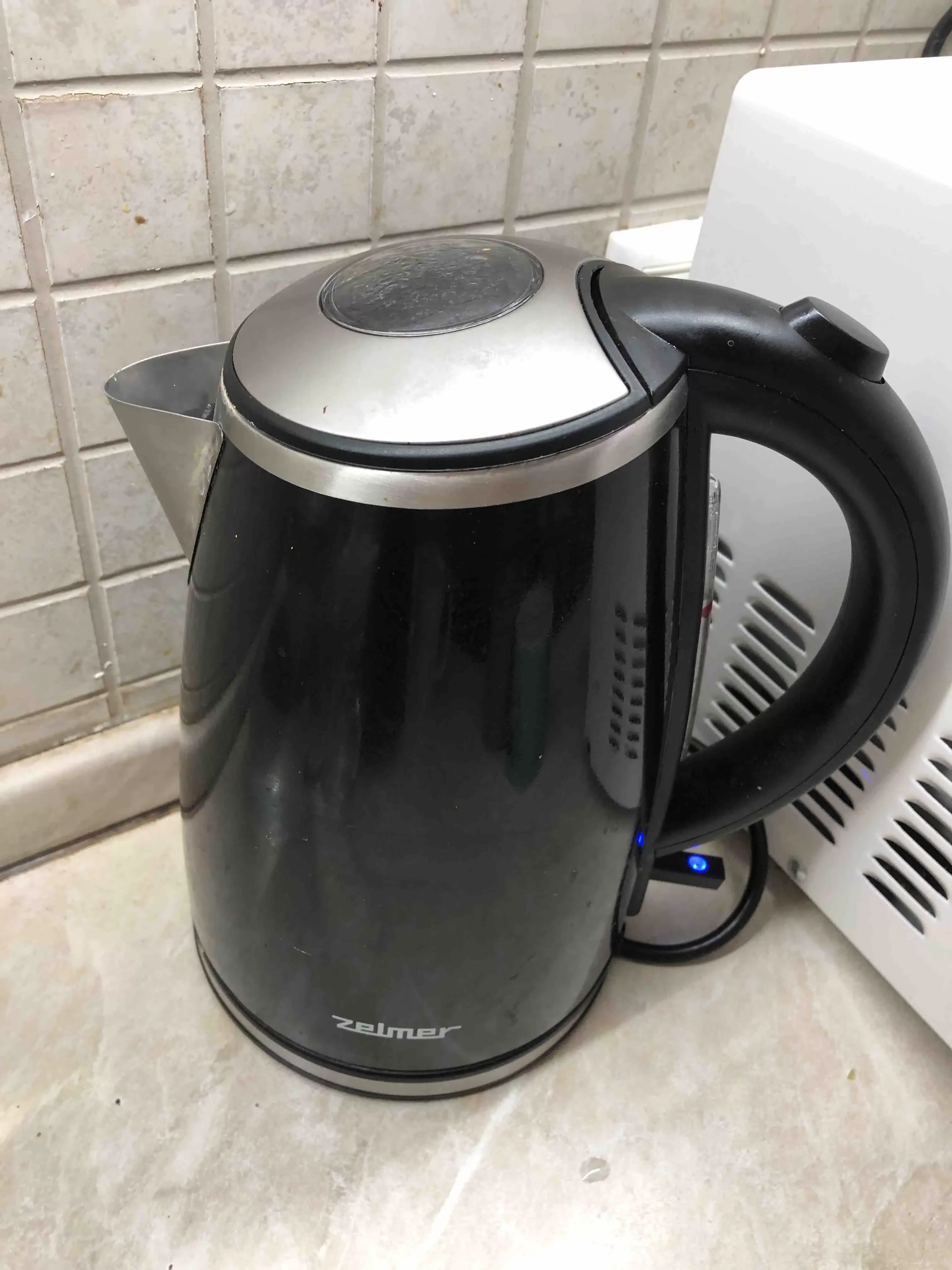 Чайник электрический Zelmer ZCK1274B 1.7 л, 2200 Вт, черный корпус: металл