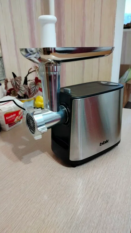 Мясорубка BBK MG1801 металлик/черный