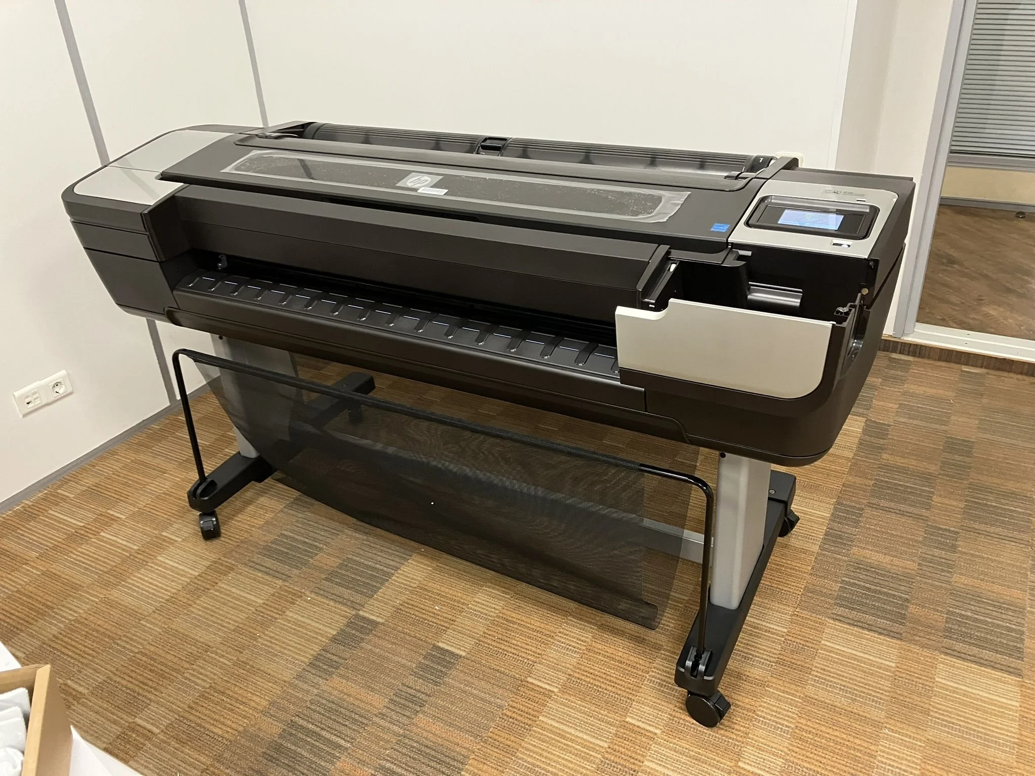 Плоттер струйный HP DesignJet T1700dr 44-in Printer (W6B56A), A0, цветной, 44", 1118 мм, 2400x1200 dpi, USB, Gigabit Ethernet