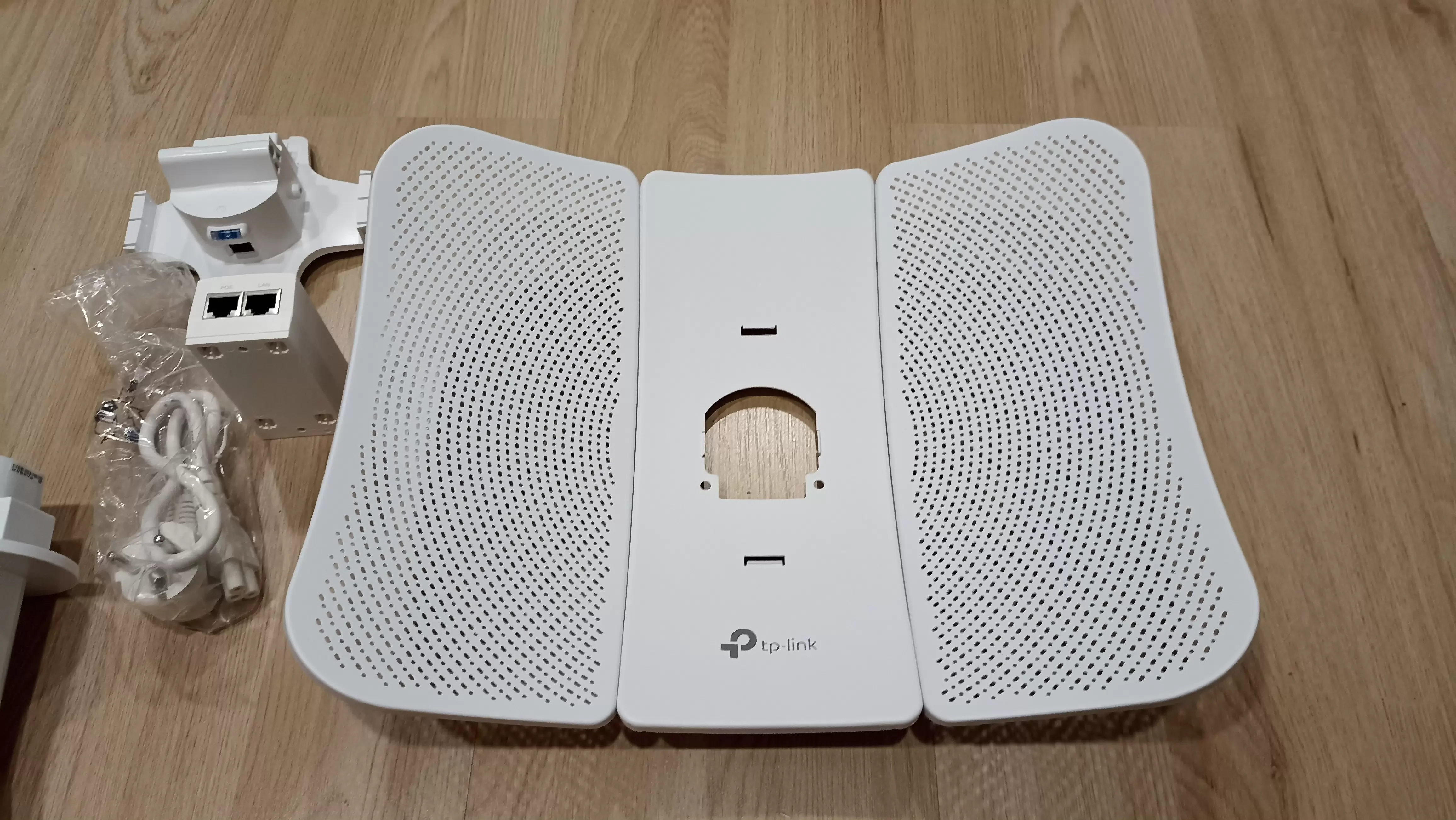 TP-Link CPE610 Уличная точка доступа Wi‑Fi, до 300 Мбит/с на 5 ГГц, 23 дБи, дальность свыше 30 км, всепогодный корпус