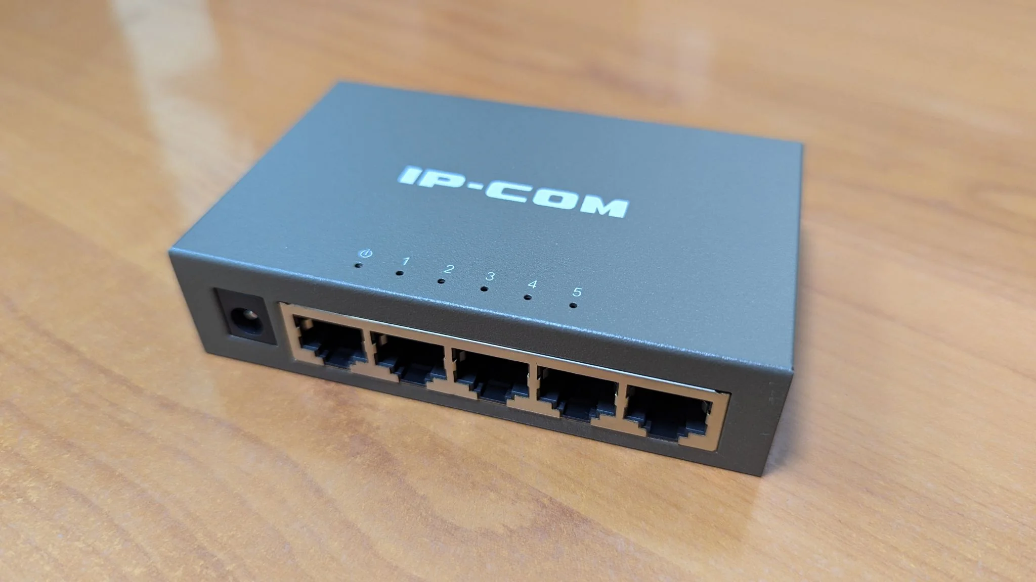 Коммутатор гигабитный неуправляемый IP-COM G1005 с 5 портами