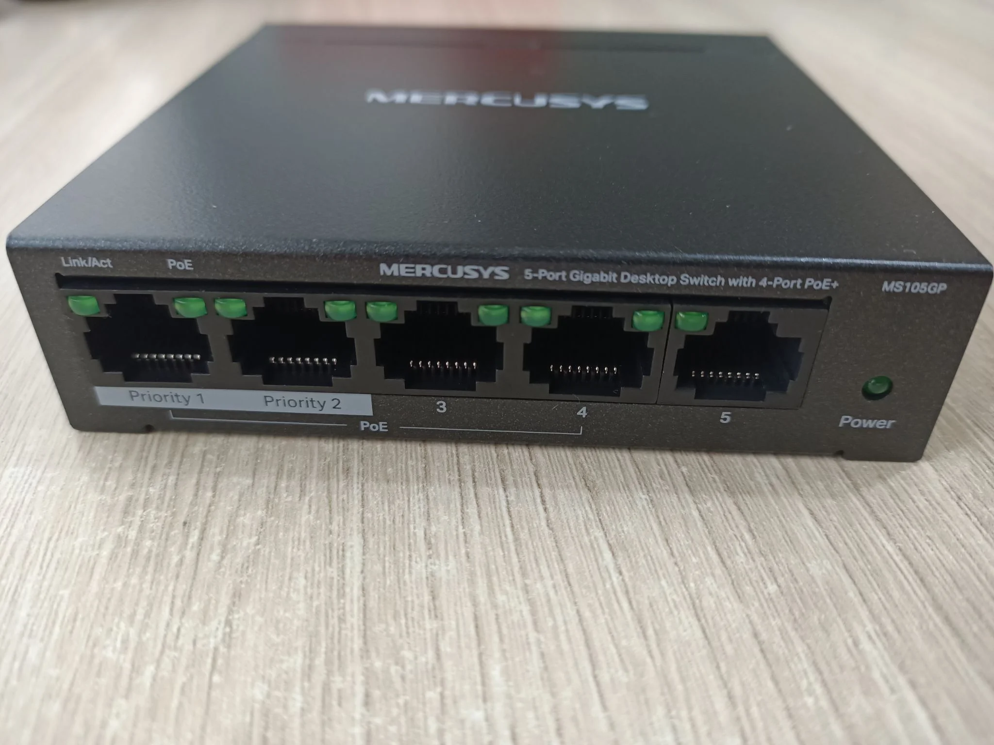 Коммутатор настольный Mercusys MS105GP с 5 гигабитными портами (4 порта PoE+)