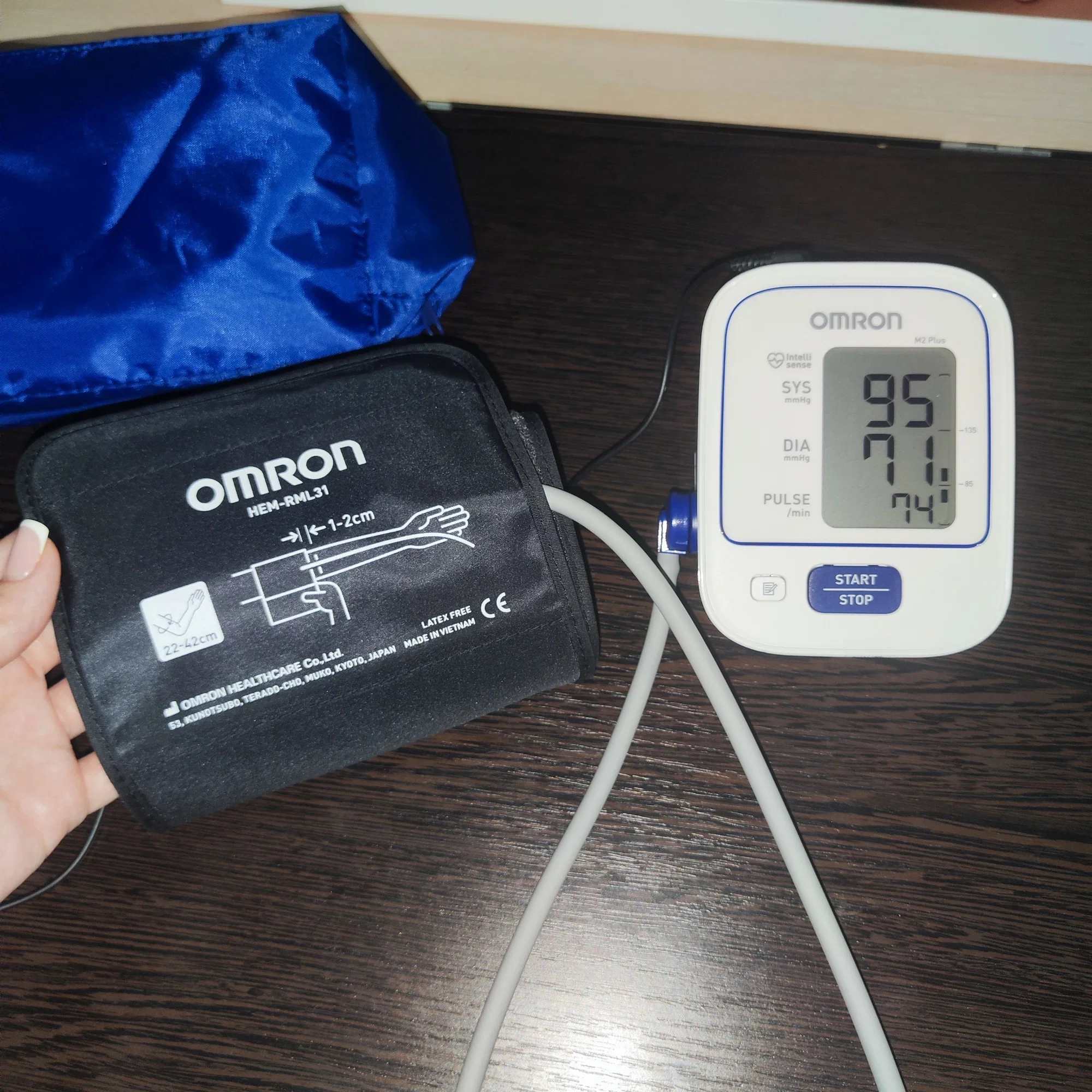 Тонометр Omron M2 Plus HEM-7127-ALRU, с адаптером и черной универсальной манжетой Easy Cuff 22-42 см