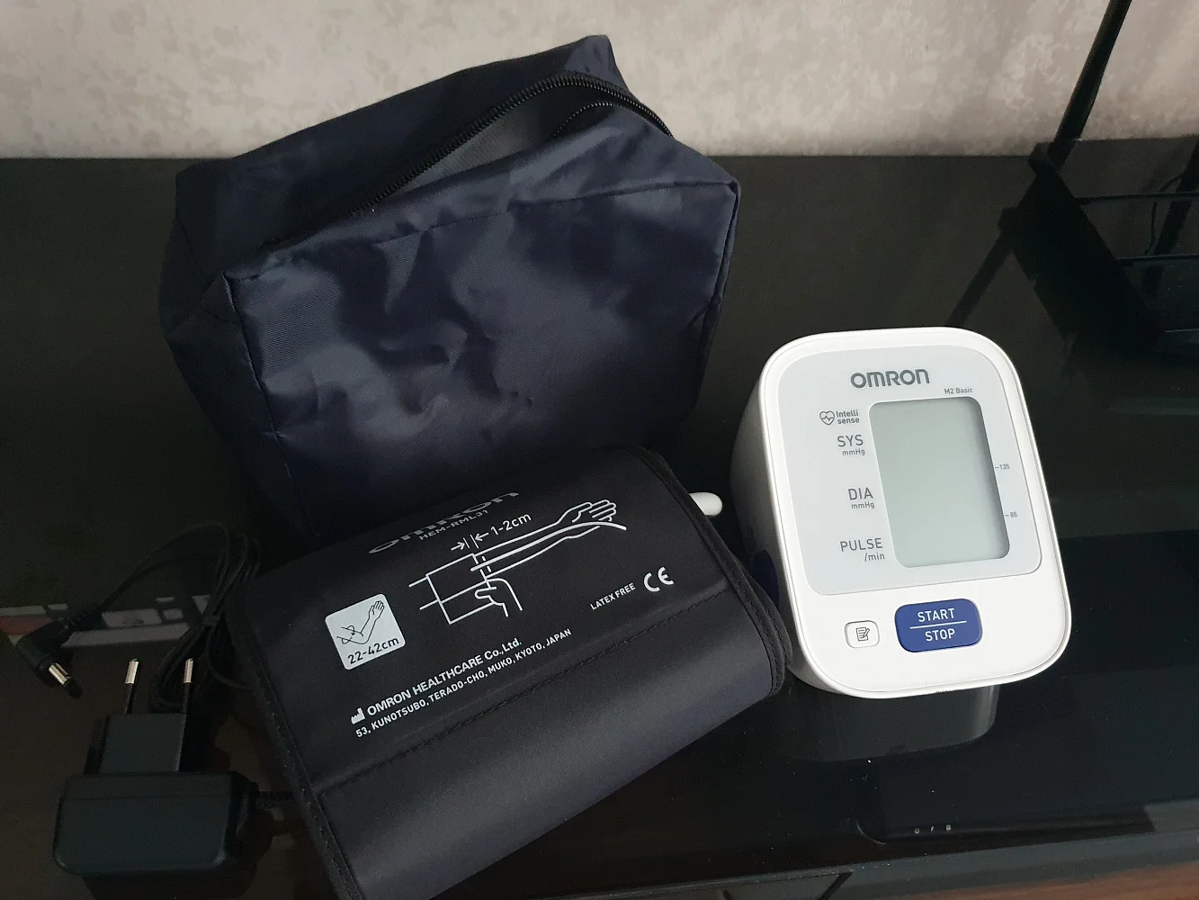 Тонометр Omron M2 Plus HEM-7127-ALRU, с адаптером и черной универсальной манжетой Easy Cuff 22-42 см