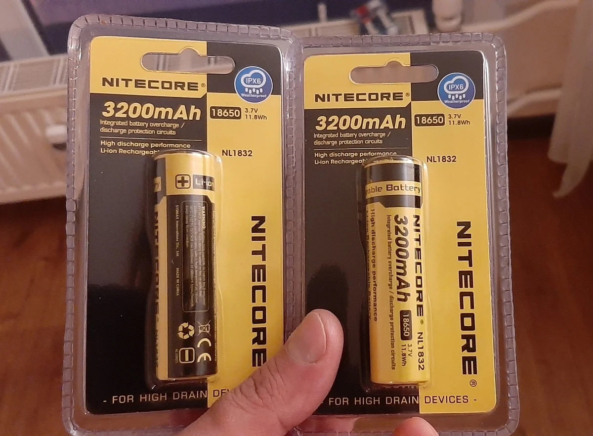 Батарейка, аккумулятор и зарядное устройство для него Nitecore NL1832 18650 3.7v 3200mA