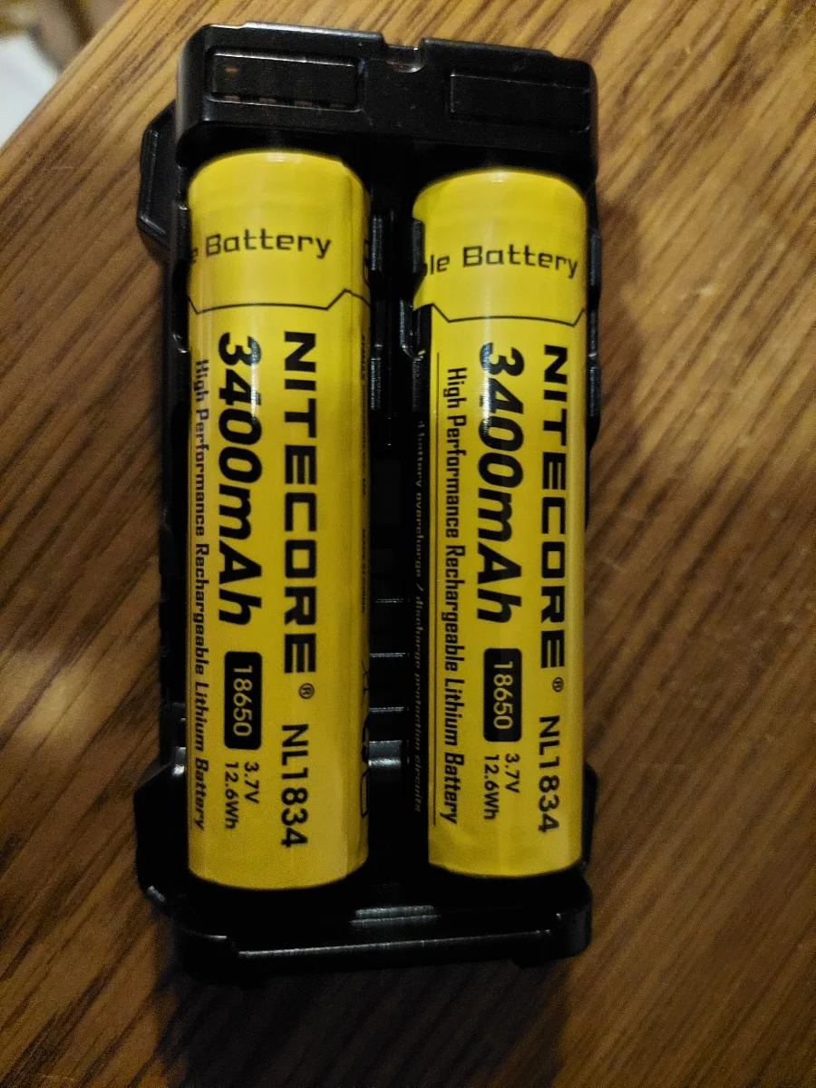 Батарейка, аккумулятор и зарядное устройство для него Nitecore NL1834 18650 3.7v 3400mA