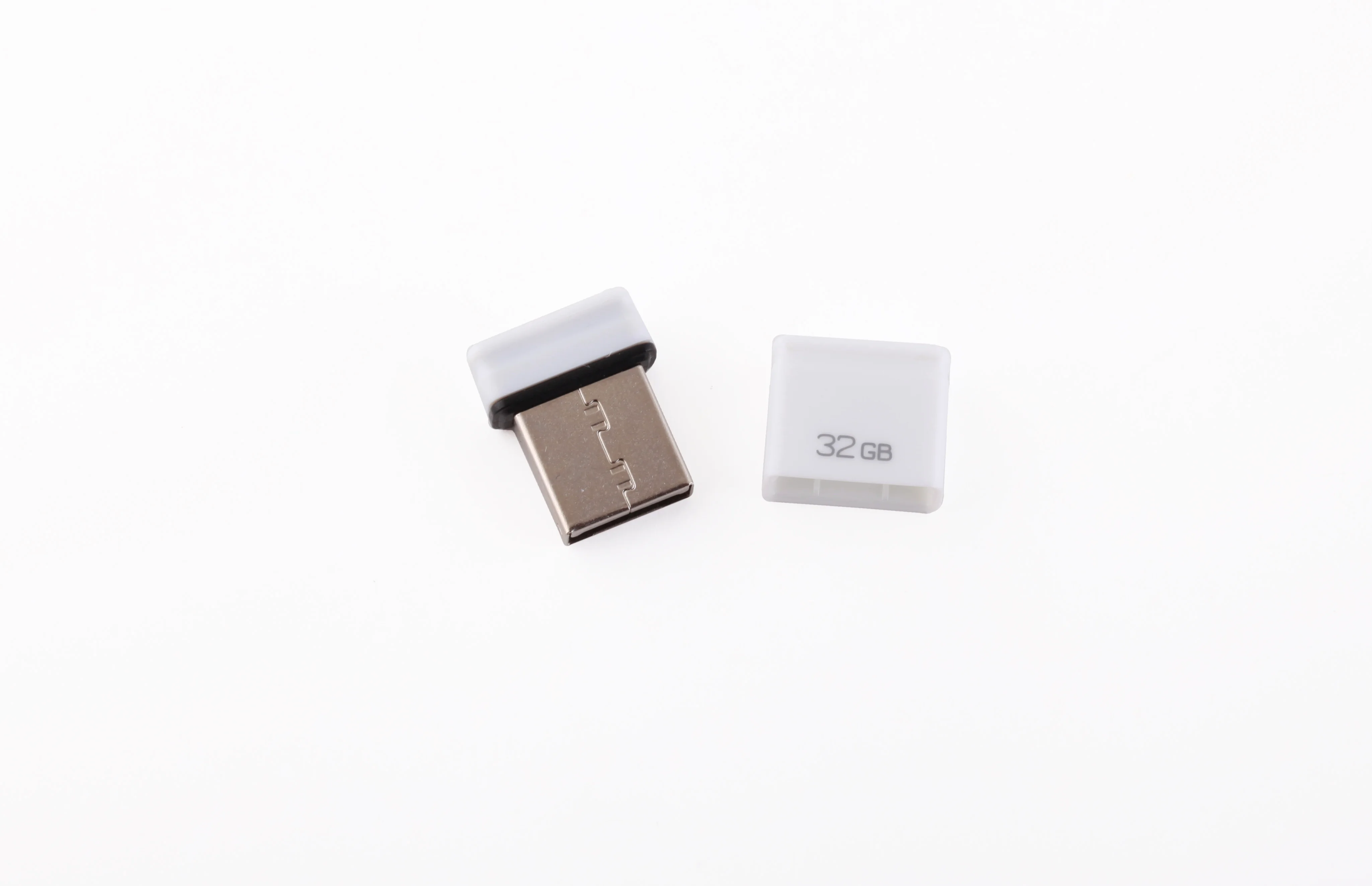 Флешка USB 2.0 QUMO 32Gb, NANO QM32GUD-NANO-W белый
