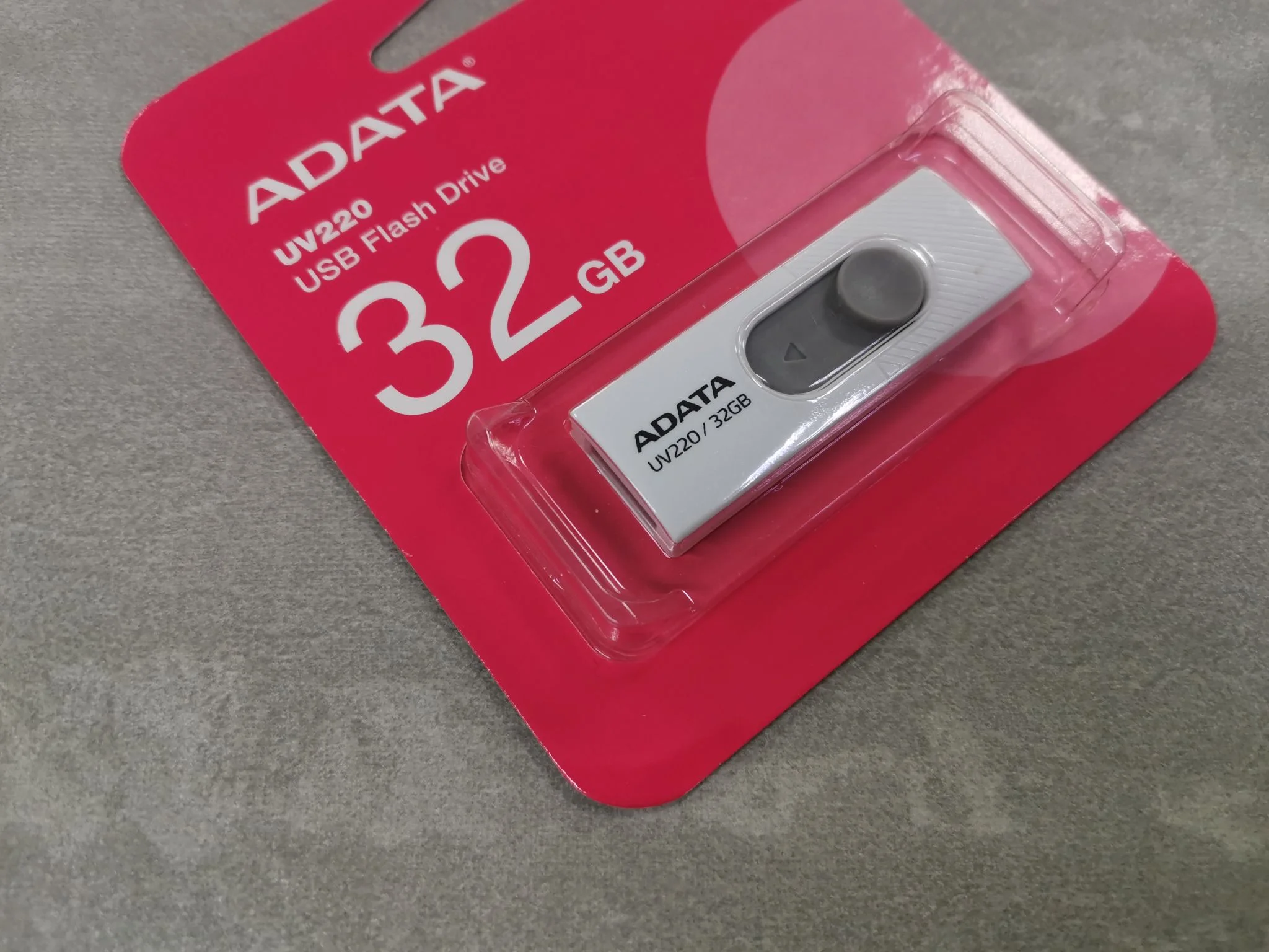 Флешка USB ADATA UV220 (AUV220-32G-RWHGY), 32Gb, USB 2.0, R/W 15/5, белый/серый