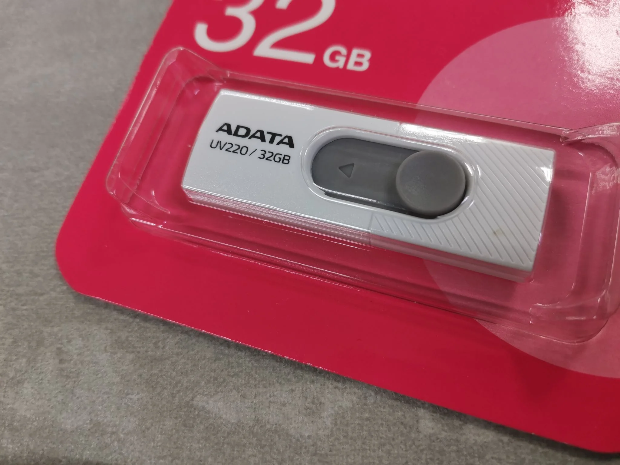 Флешка USB ADATA UV220 (AUV220-32G-RWHGY), 32Gb, USB 2.0, R/W 15/5, белый/серый