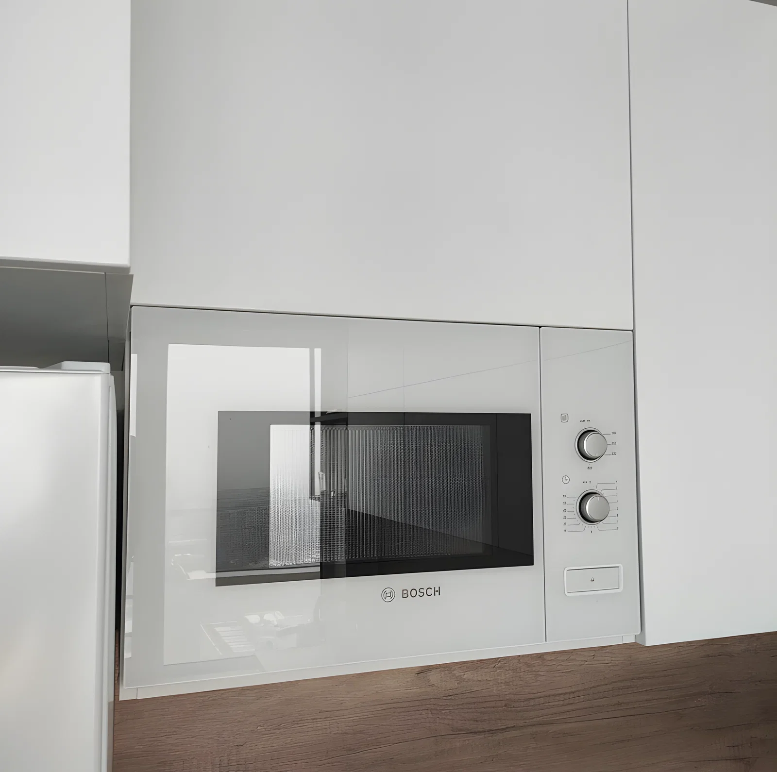 Встраиваемая микроволновая печь Bosch BFL 520MW0 белый, 20 л, 800 Вт, переключатели - поворотный механизм