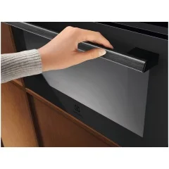 Встраиваемая микроволновая печь Electrolux EVM9E2XT черный