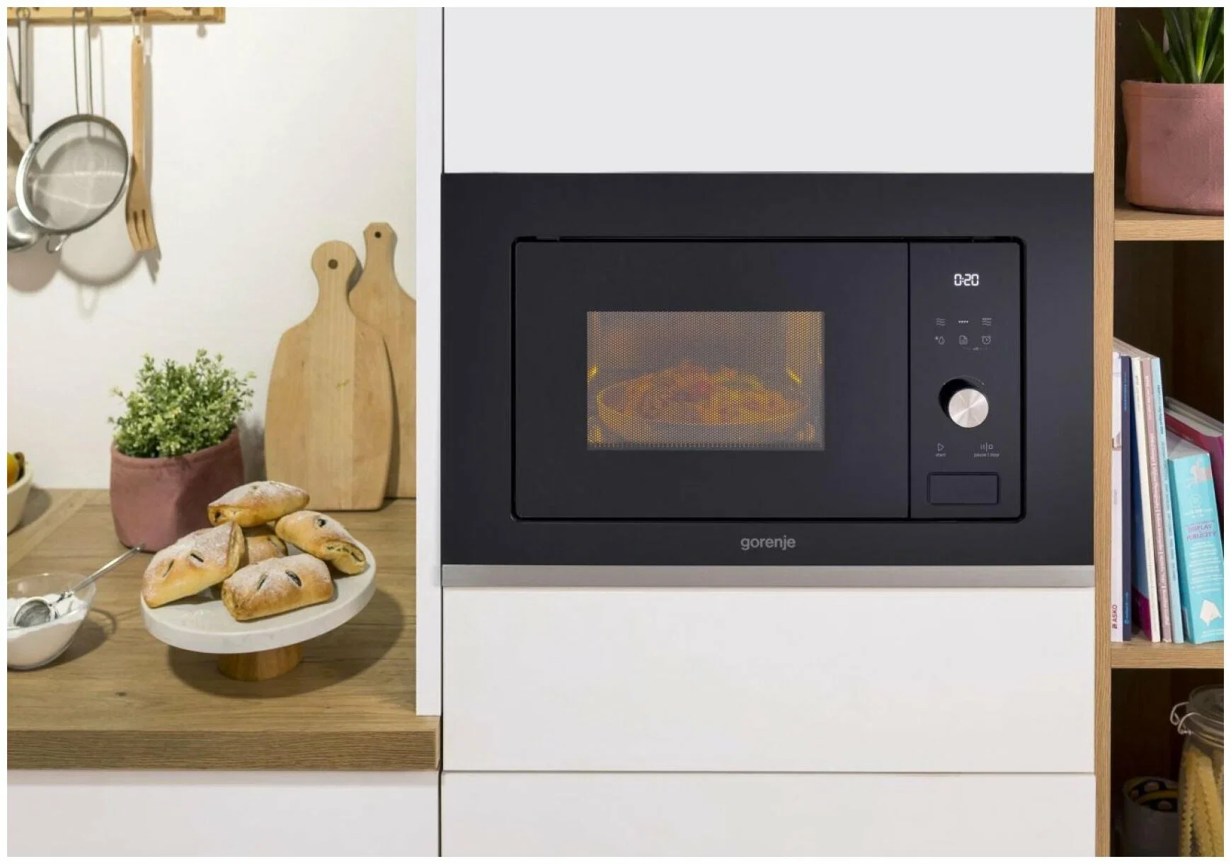 Встраиваемая микроволновая печь GORENJE BMX201AG1BG Электронное управление, черный, объем: 20 л