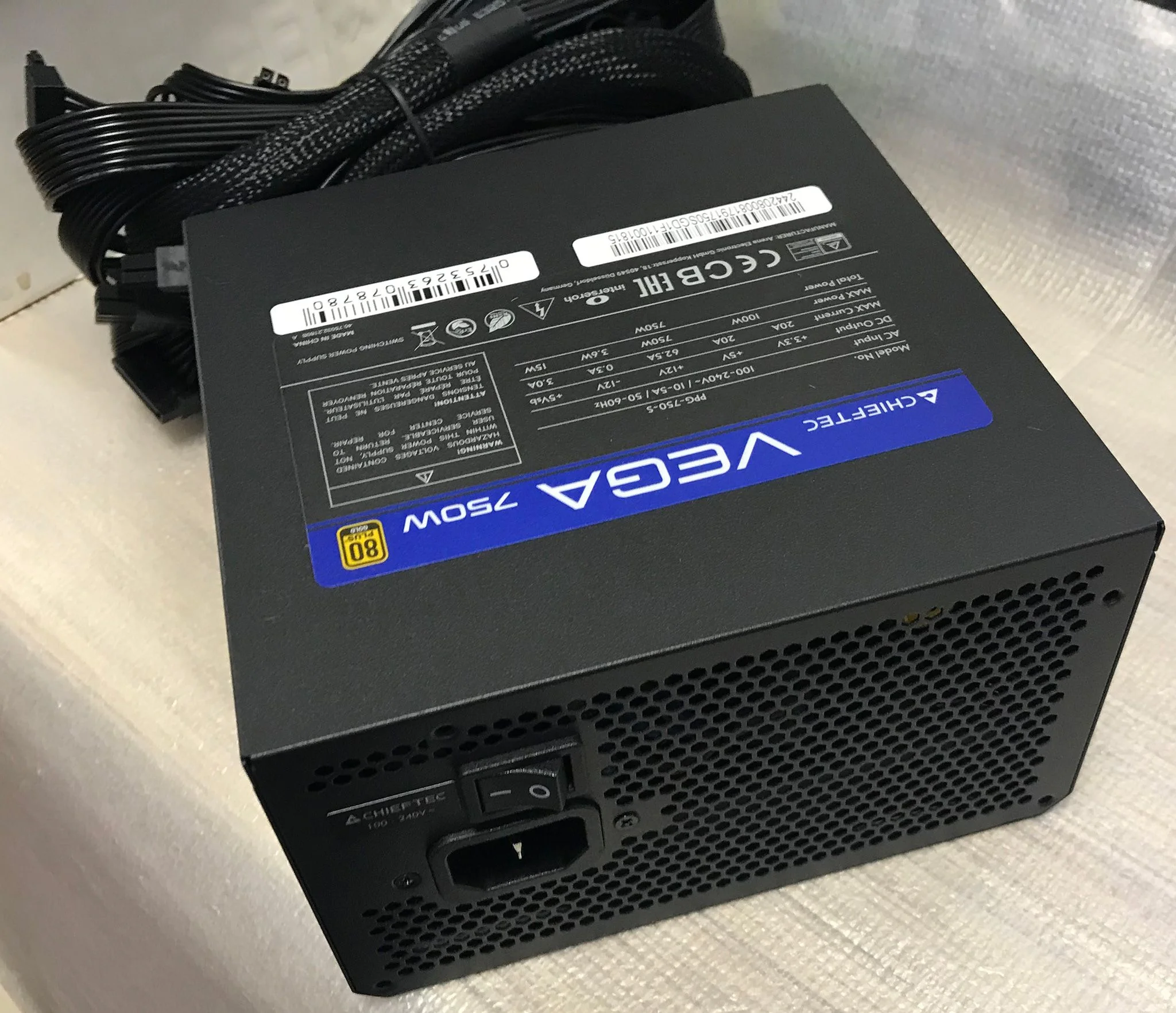Блок питания Chieftec Vega 750W GOLD (PPG-750-S)