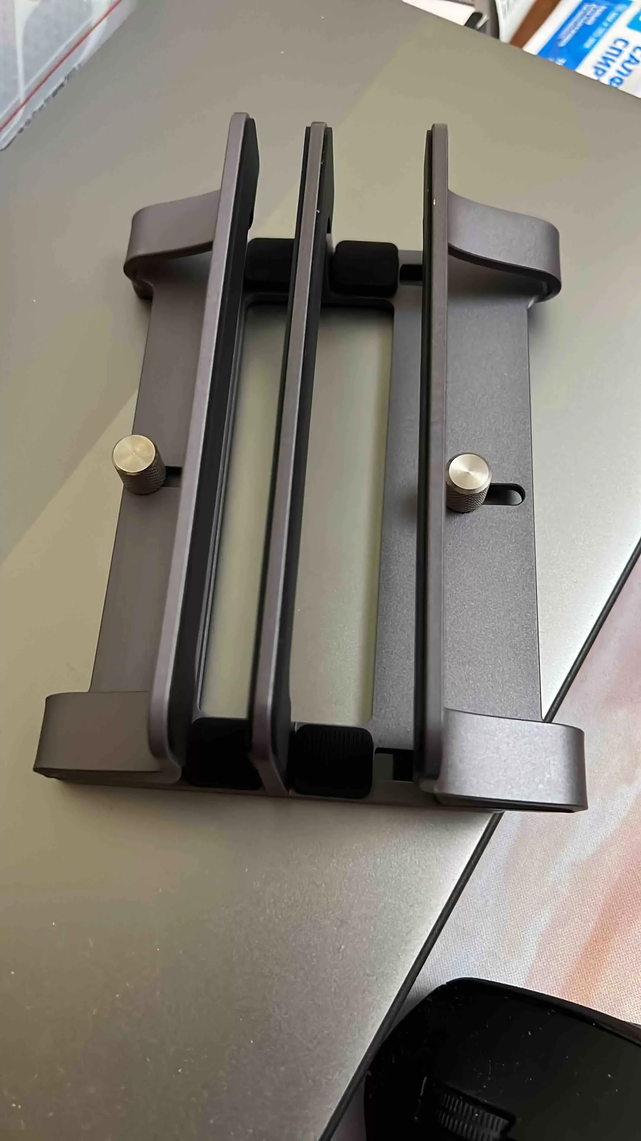 Подставка и держатель Ugreen LP258 (60643) Vertical Laptop Stand Dual-slot, вертикальная для ноутбука для 2 шт., серебристый