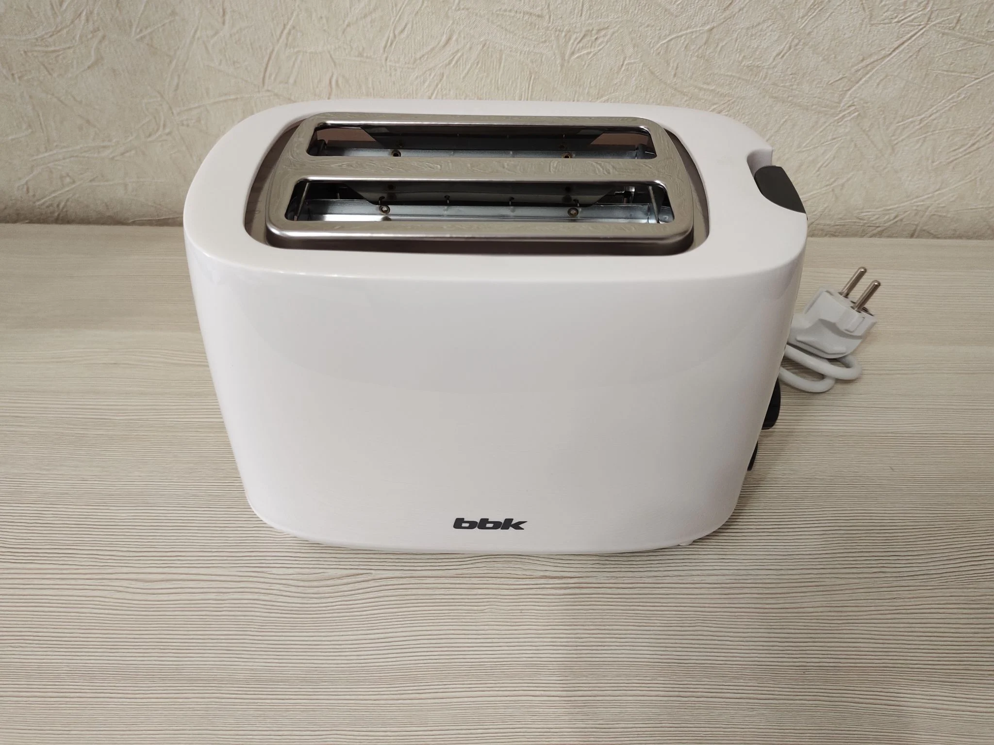 Тостер BBK TR82 белый