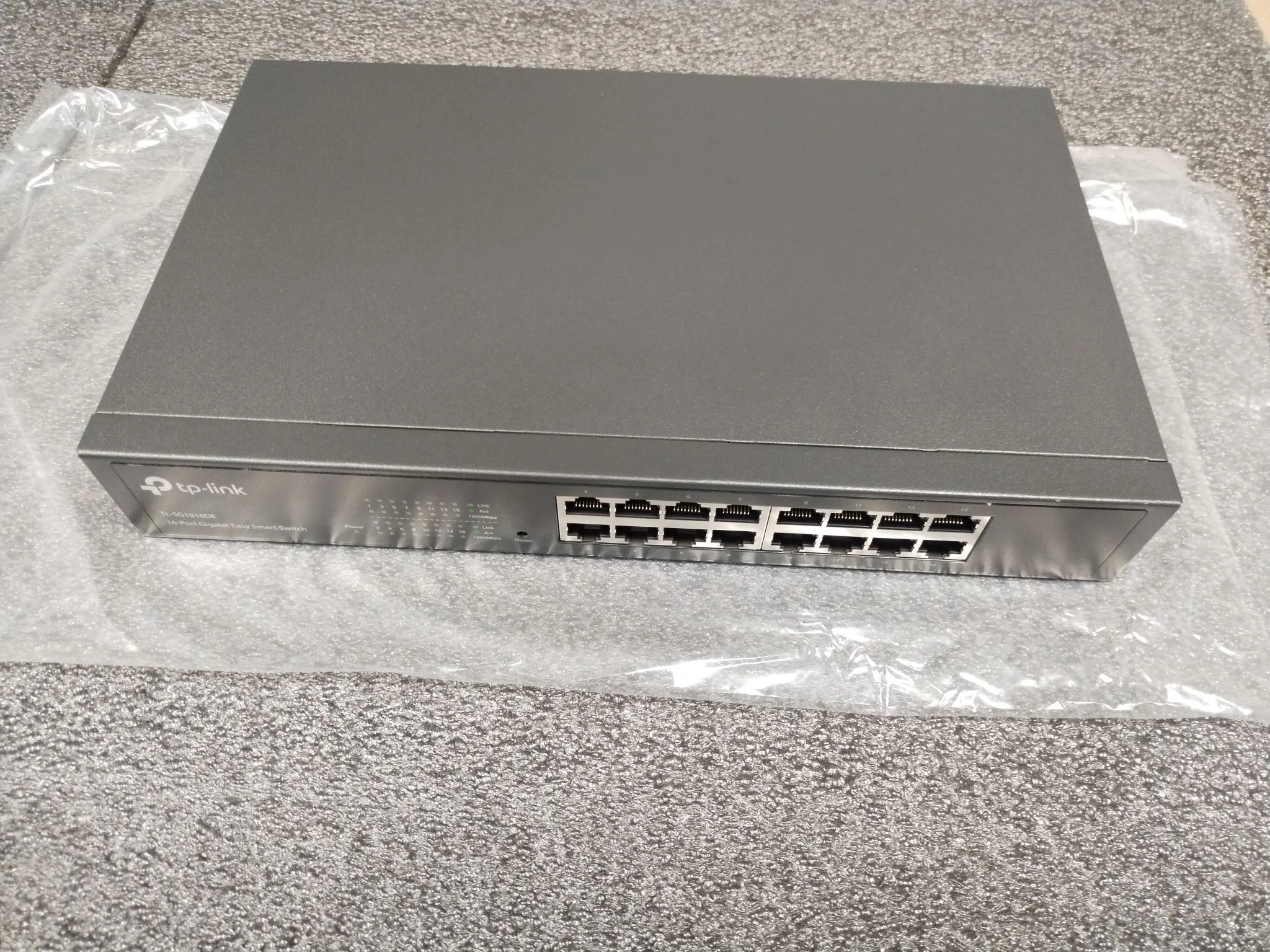 Коммутатор сетевой TP-Link SMB TL-SG1016DE 16-Port Gigabit Easy Smart Switch, 16 10/100/1000Mbps RJ45 ports, MTU/Port/Tag-based VLAN, QoS, IGMP Snoopi
