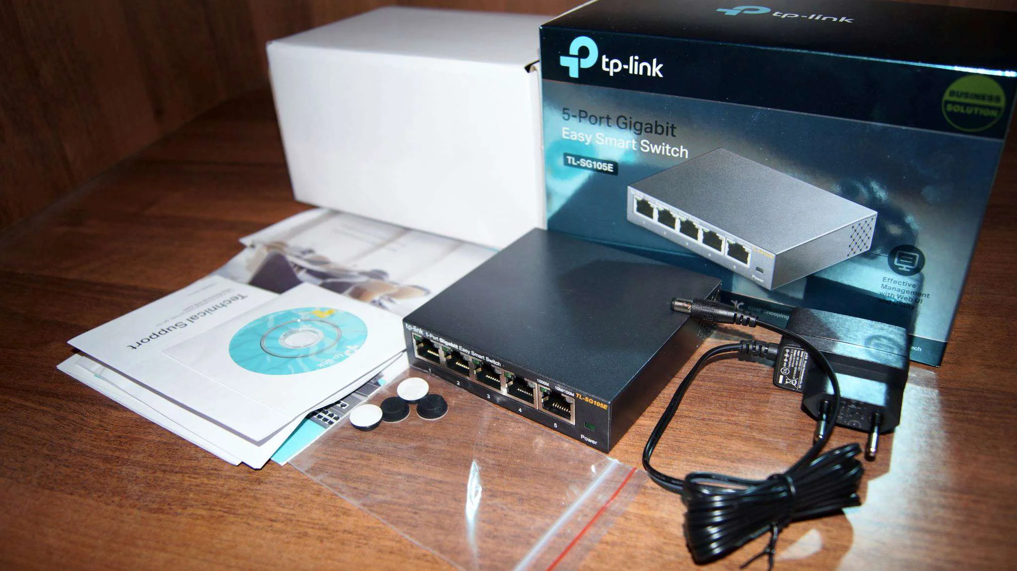 Коммутатор сетевой TP-Link SMB TL-SG105E 5-Port Gigabit Desktop Easy Smart Switch, 5 10/100/1000Mbps RJ45 ports, MTU/Port/Tag-based VLAN, QoS, IGMP Sn