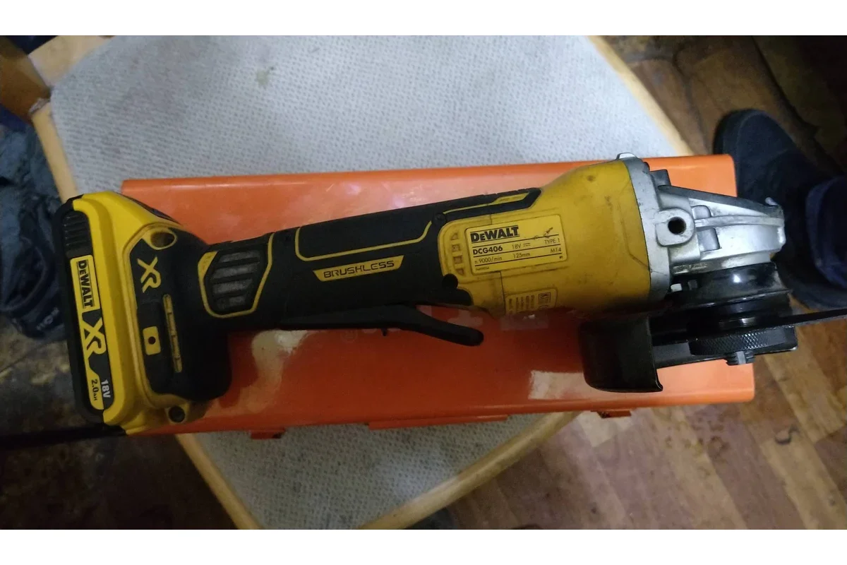 Углошлифовальная машина DeWalt DCG406N 9000об/мин рез.шпин.:M14 d=125мм (DCG406N-XJ)