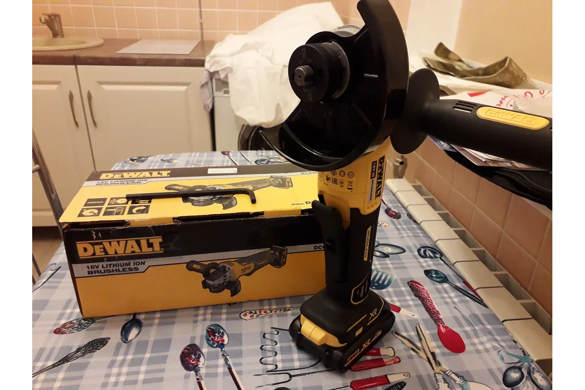 Углошлифовальная машина DeWalt DCG406N 9000об/мин рез.шпин.:M14 d=125мм (DCG406N-XJ)