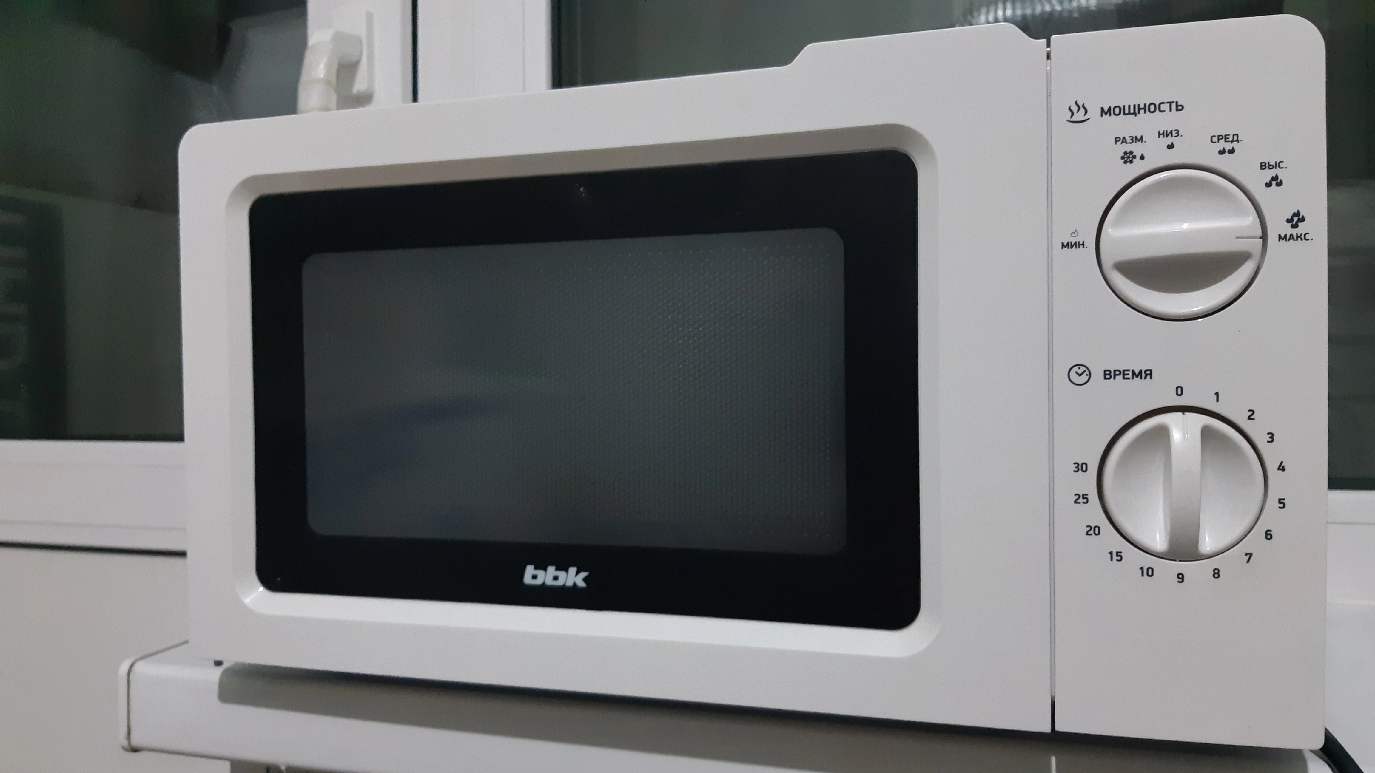 Микроволновая печь BBK 17MWS-781M/W белый, 17 л, 700 Вт, переключатели - поворотный механизм