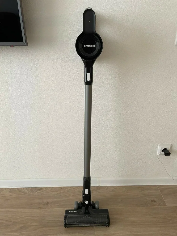 Пылесос вертикальный Grundig VCP 4230 черный