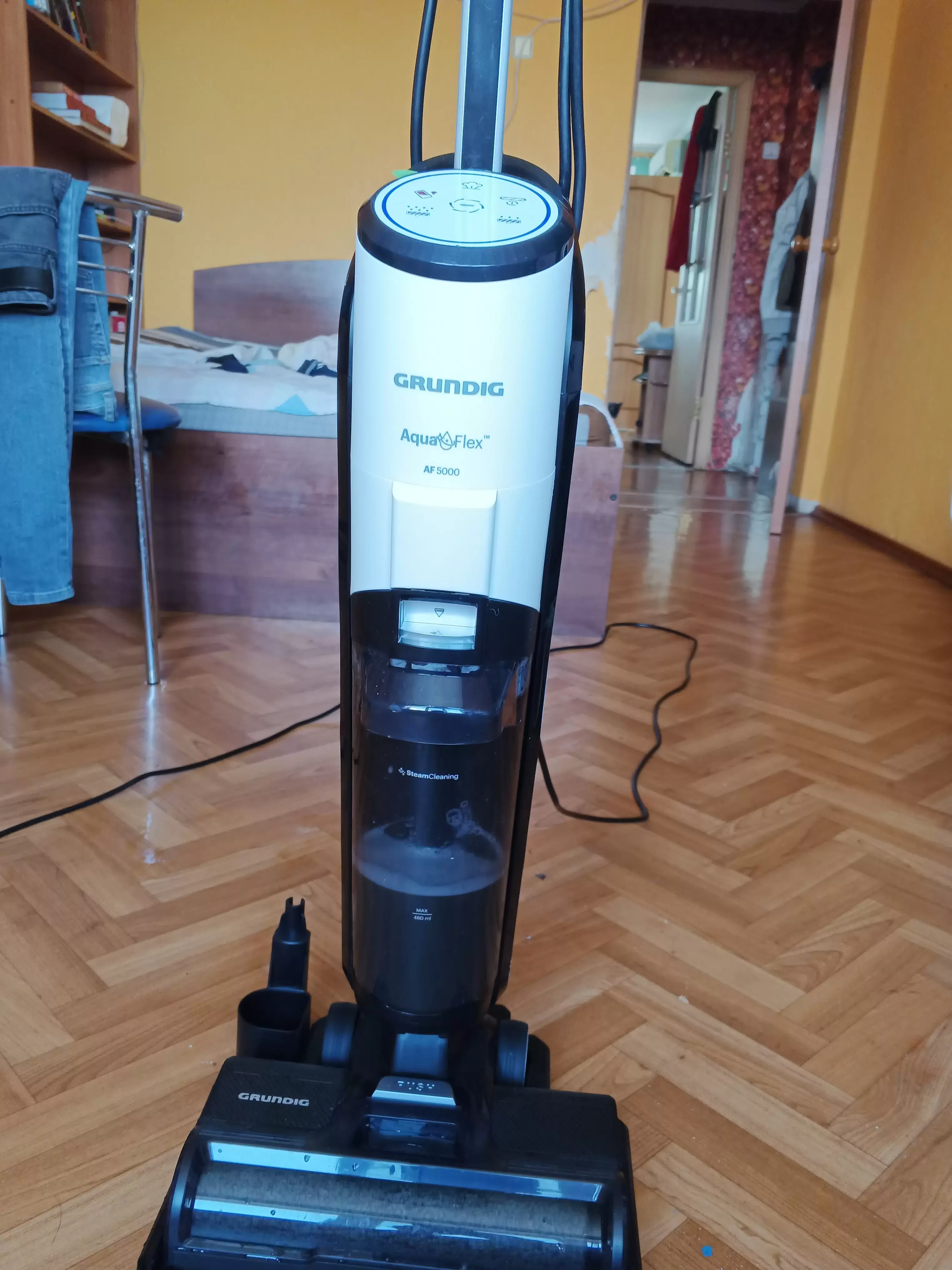 Пылесос вертикальный Grundig VCW 6270 белый/черный
