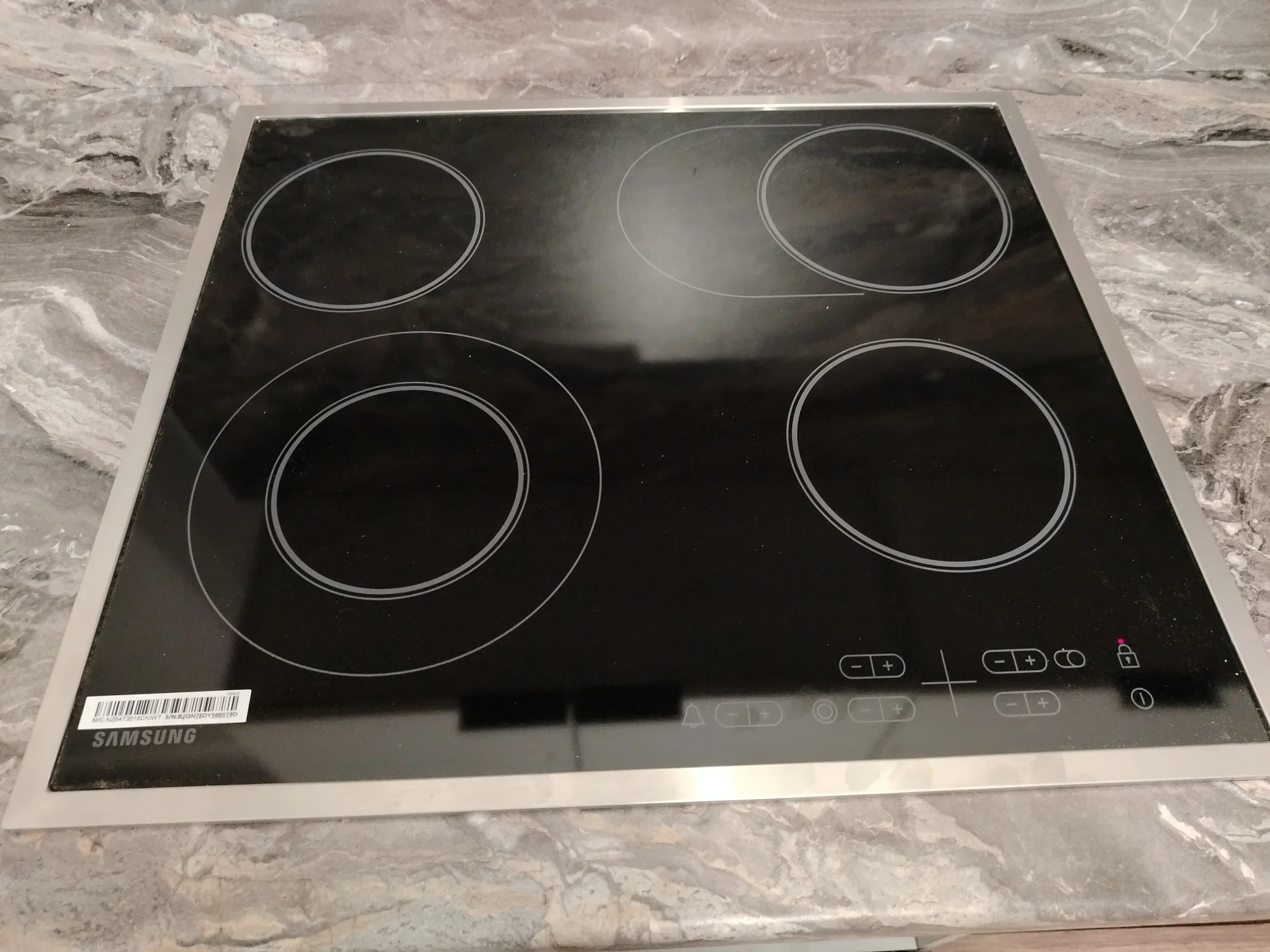 Встраиваемая электрическая варочная панель Samsung NZ64T3516AK/WT, 55 х 575 х 505 мм, стеклокерамика, скошенный край, черный