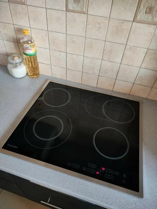Встраиваемая электрическая панель Samsung NZ64T3516CK/WT, 575x505x55 мм, стеклокерамика, 4 конфорки, рамка - нержавеющая сталь,сенсорное управление, с