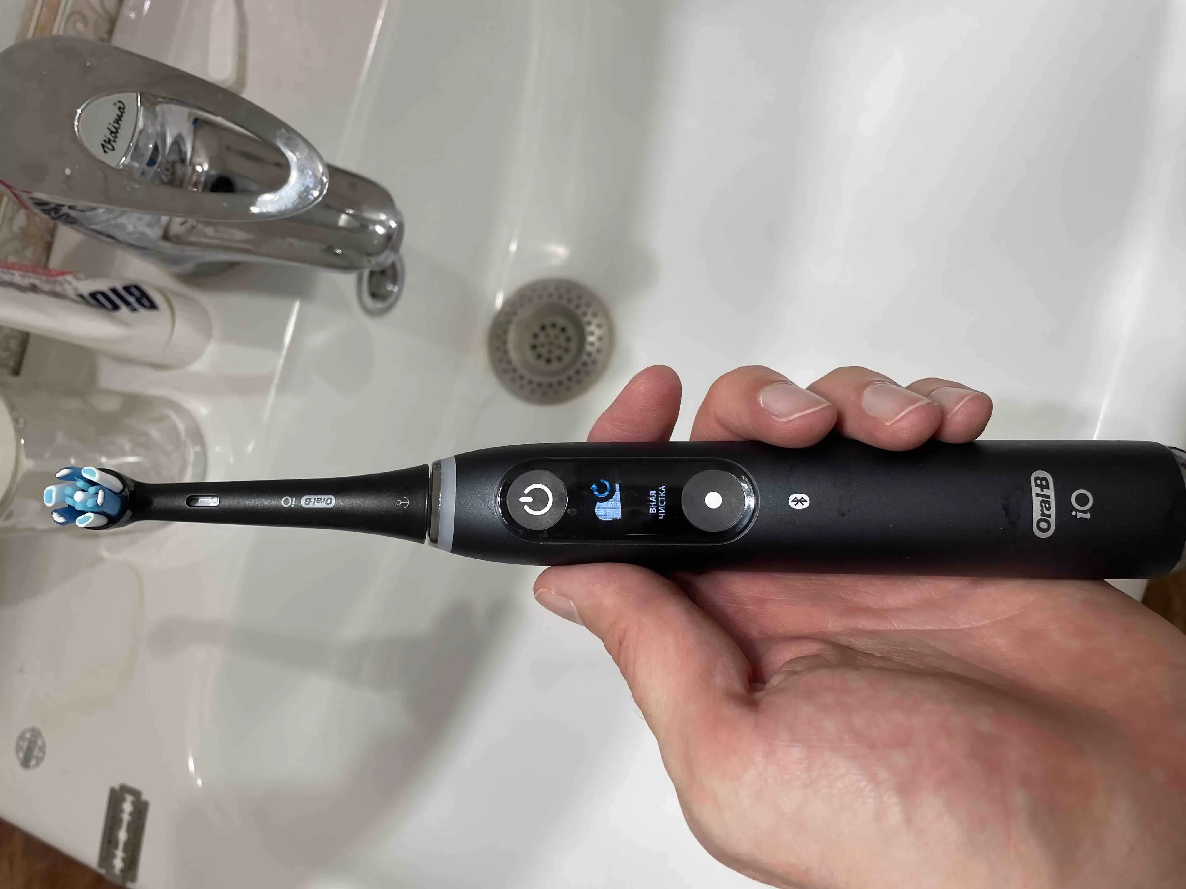 Электрическая зубная щетка Oral-B iOM9.1B2.2AD
