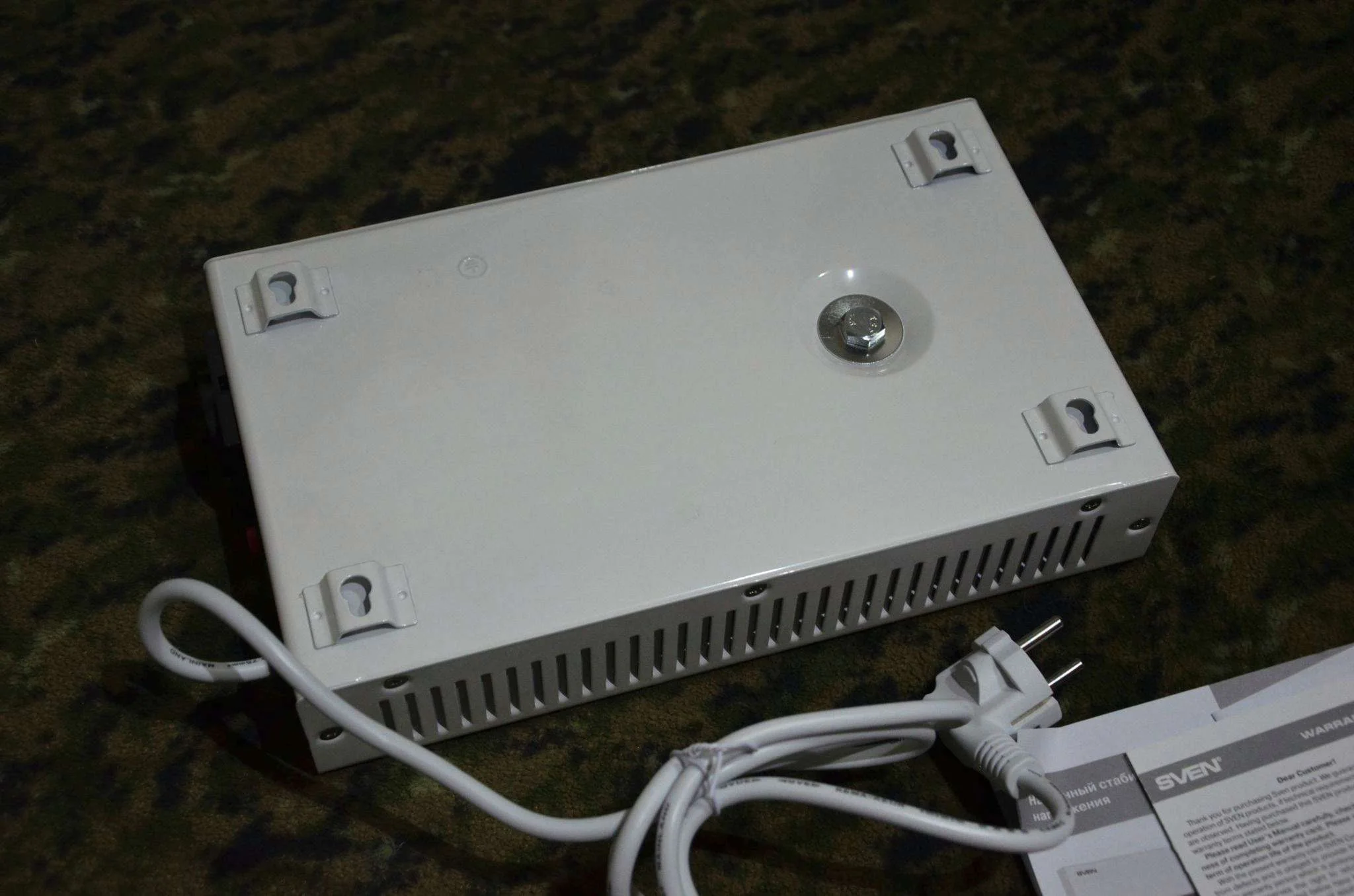 SVEN Стабилизатор AVR SLIM-500 LCD (400Вт,Входное 140-260В, 1*CEE7/4 розетка, настенное крепление).
