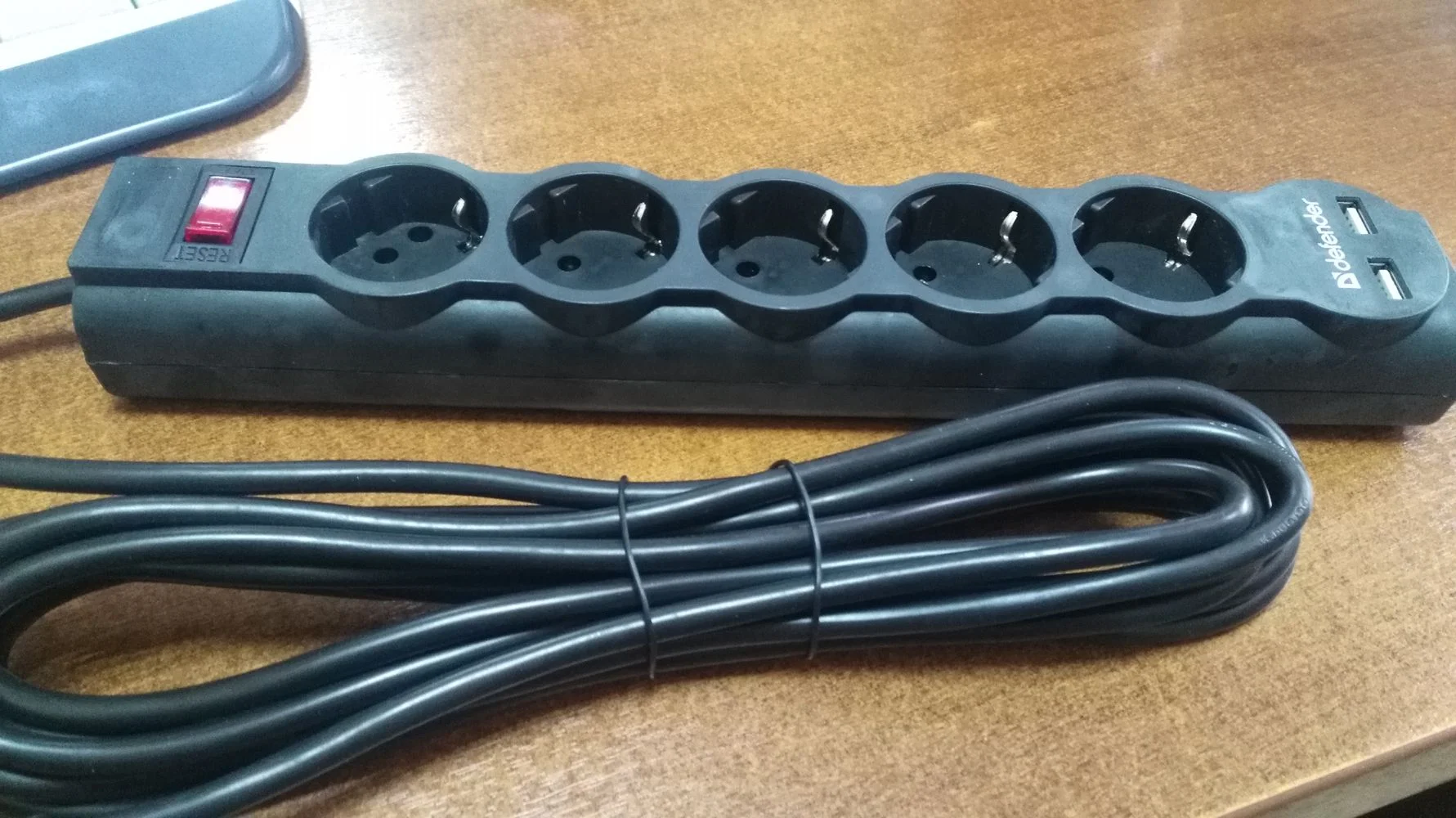 Defender Сетевой фильтр DFS 755, черный, 5 розеток + 2xUSB, 2.1A, 5 м.