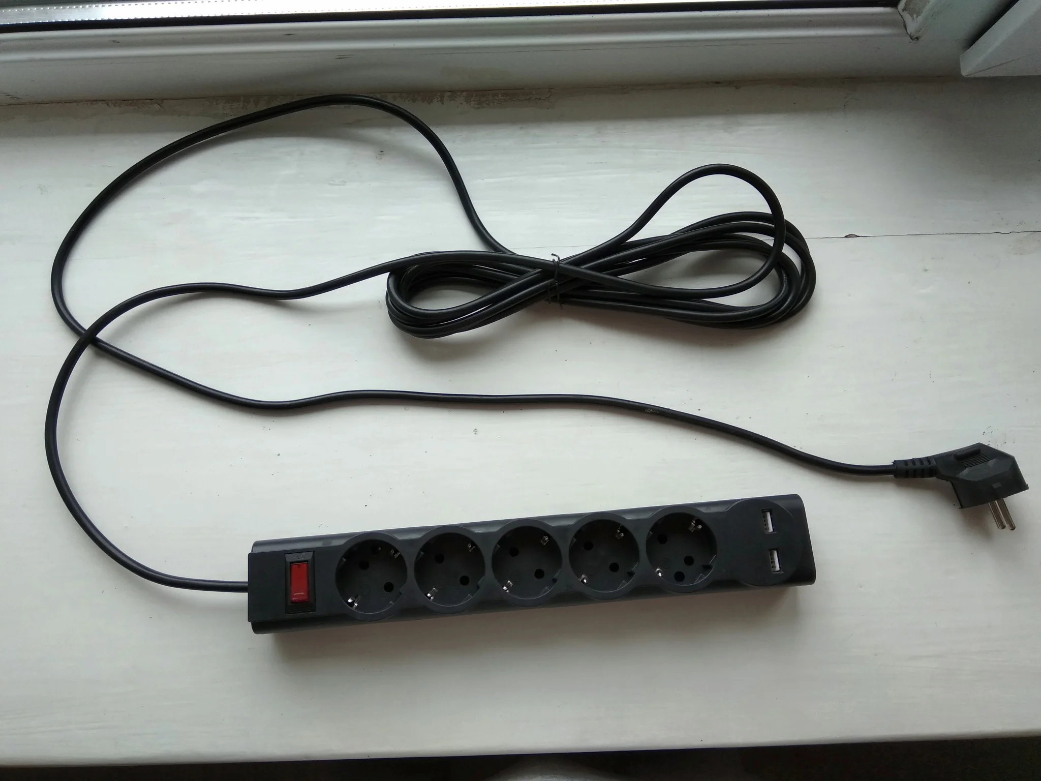 Defender Сетевой фильтр DFS 755, черный, 5 розеток + 2xUSB, 2.1A, 5 м.