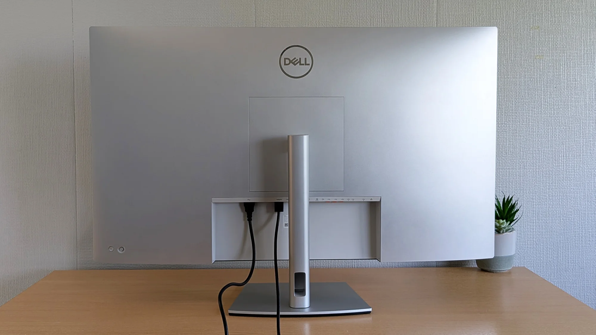 Монитор 43" Dell UltraSharp U4323QE IPS 3840x2160, 76 Гц, 5 мс, 16:9, 350 кд/м², 2xHDMI, 2xDP, 1xUSB-C, 2x8 Вт, серебристый