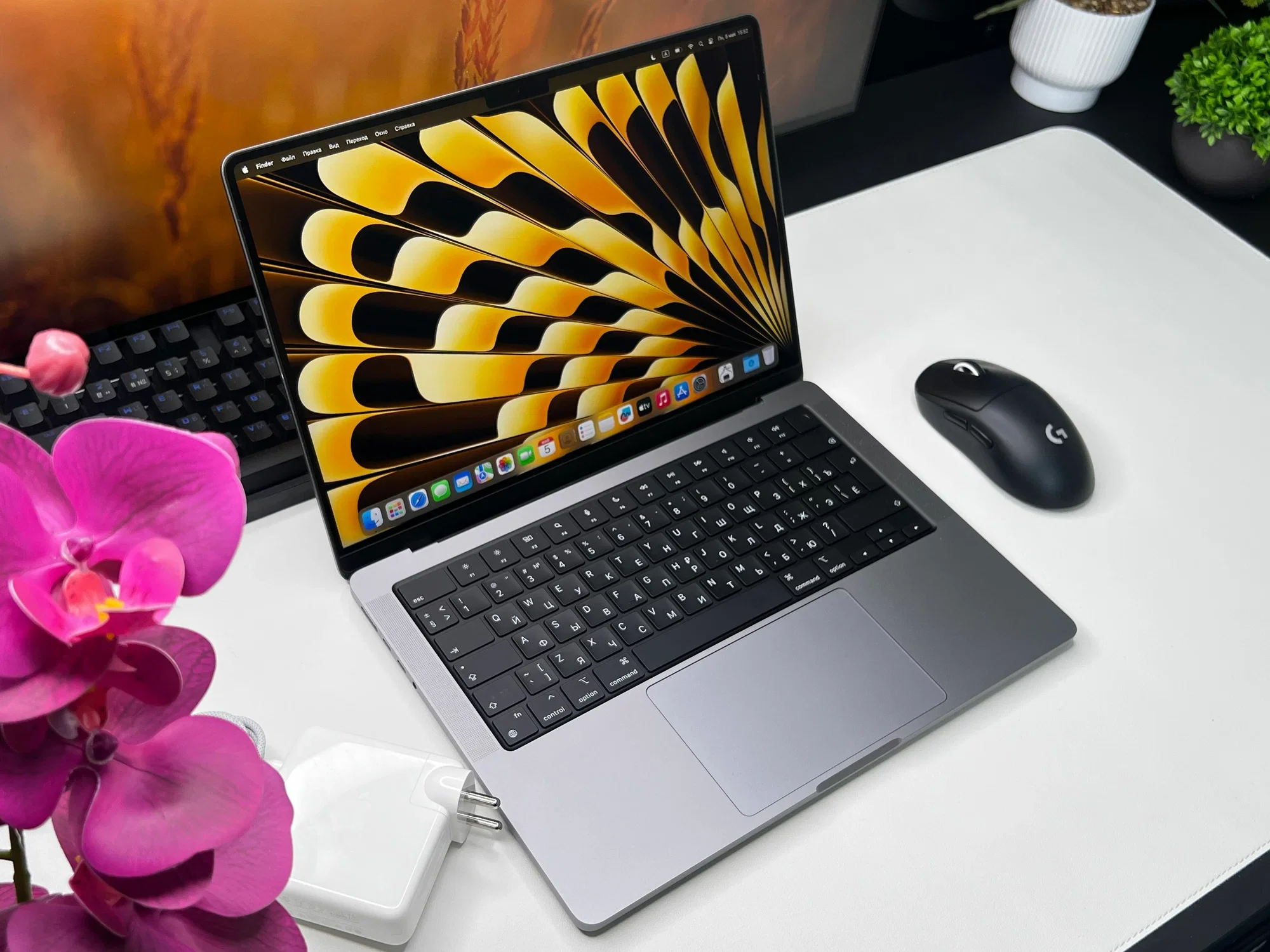 Ноутбук Apple MacBook Pro A2779 M2 Pro 10 core 16Gb SSD1Tb/16 core GPU 14.2" Liquid Retina XDR (3024x1964) macOS silver WiFi BT Cam (MPHJ3C/A)