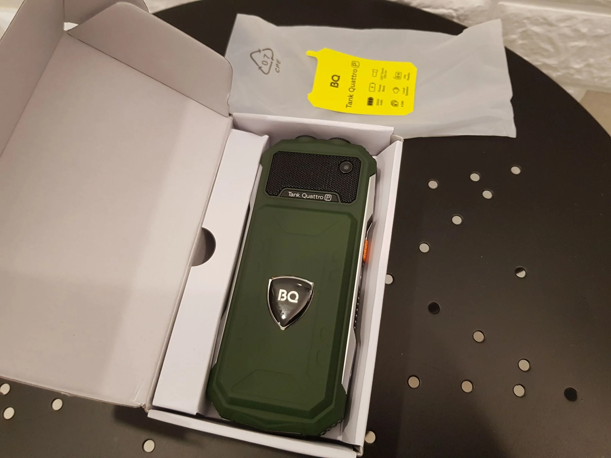 Мобильный телефон BQ 2817 Tank Quattro Power зеленый