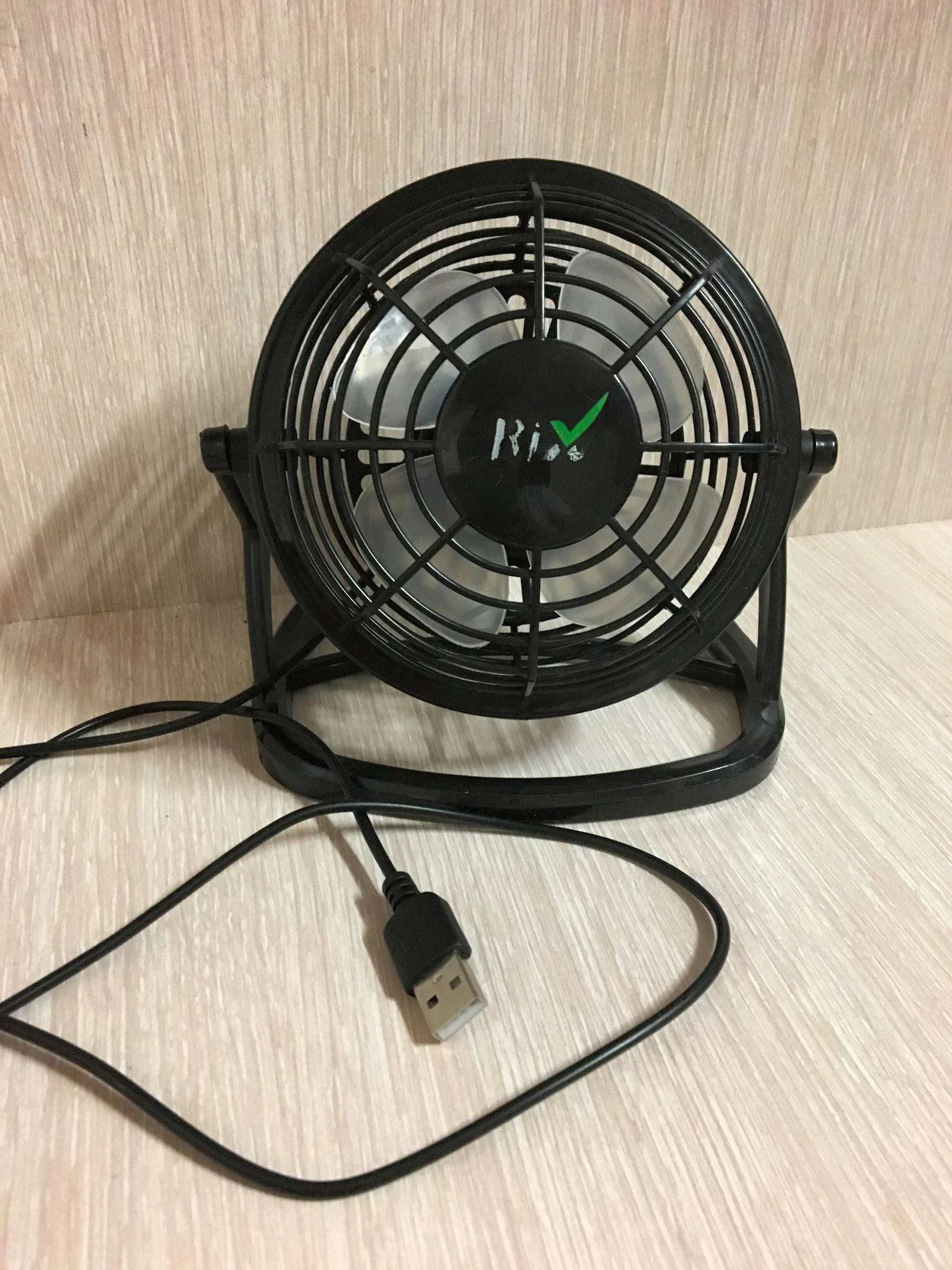 Вентилятор настольный Rix RDF-1500USB черный