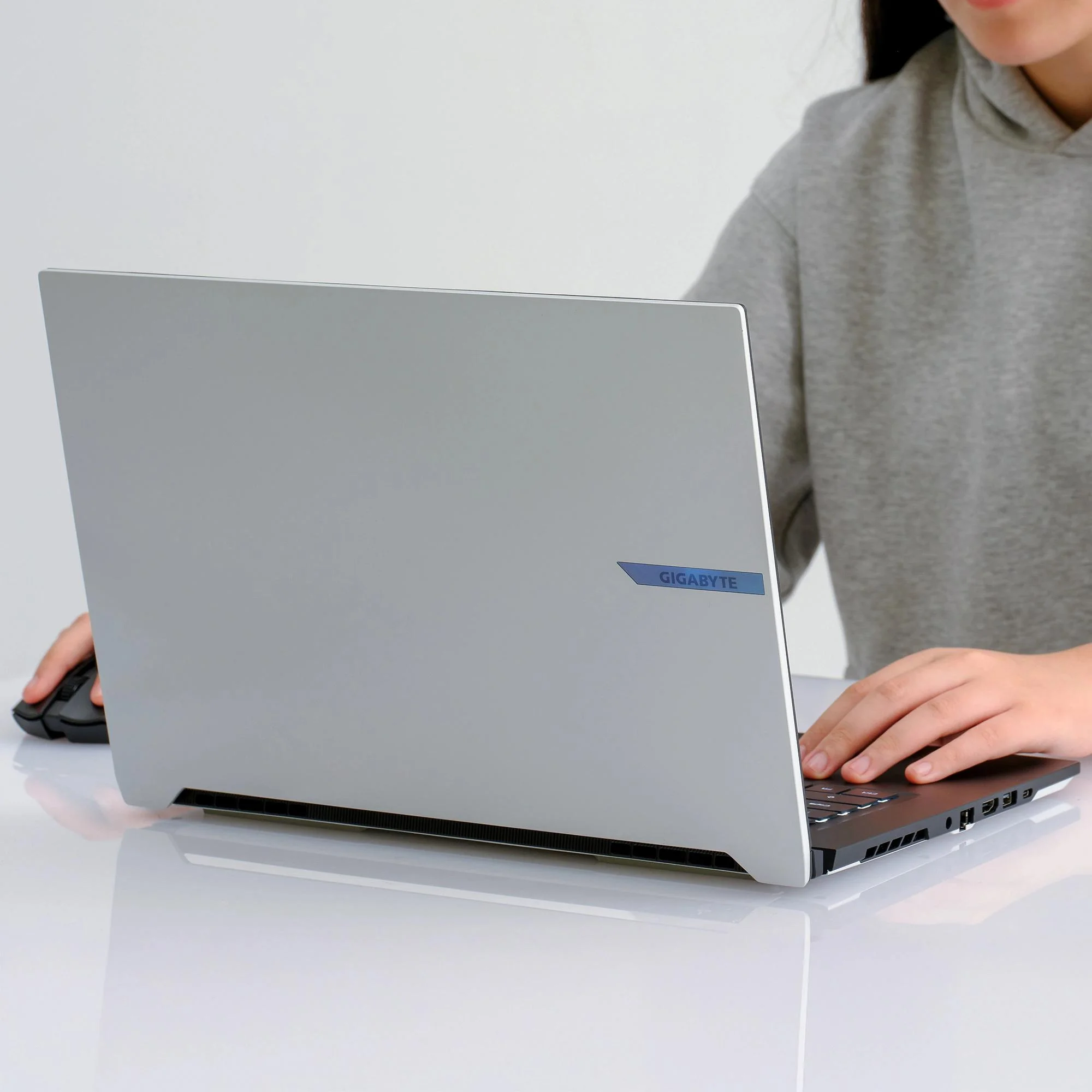 Ноутбук Gigabyte Aero X16 1WH Ryzen AI 7 350 32Gb SSD1Tb NVIDIA GeForce RTX 5070 8Gb 16" IPS QHD+ (2560x1600) Windows 11 Home silver WiFi BT Cam (1WH9