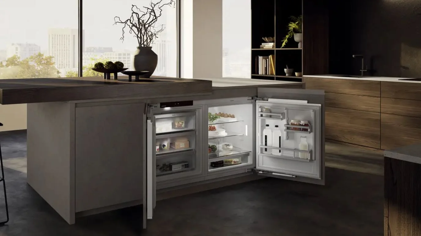 Встраиваемая морозильная камера Liebherr Pure, высота 82-88 см, door-on-door, SmartFrost, сенсорная электроника за дверью.