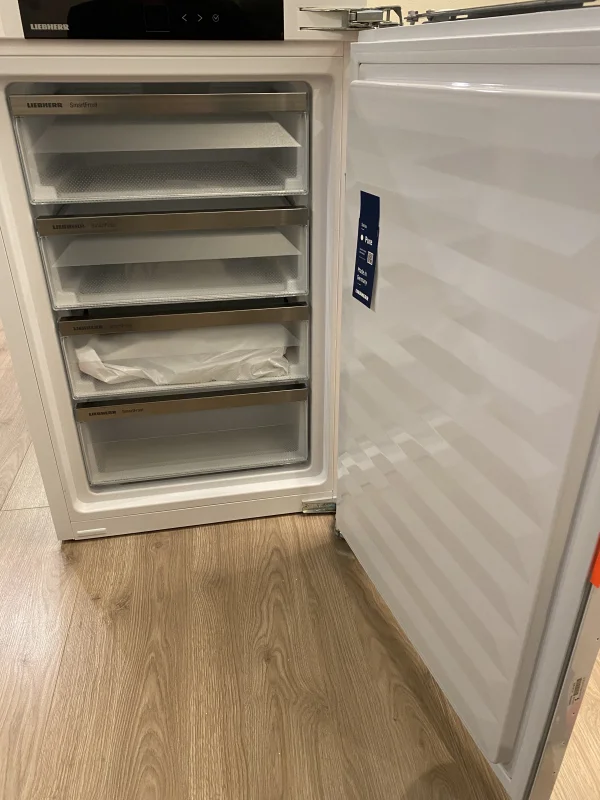 Встраиваемая морозильная камера Liebherr Pure, высота 82-88 см, door-on-door, SmartFrost, сенсорная электроника за дверью.