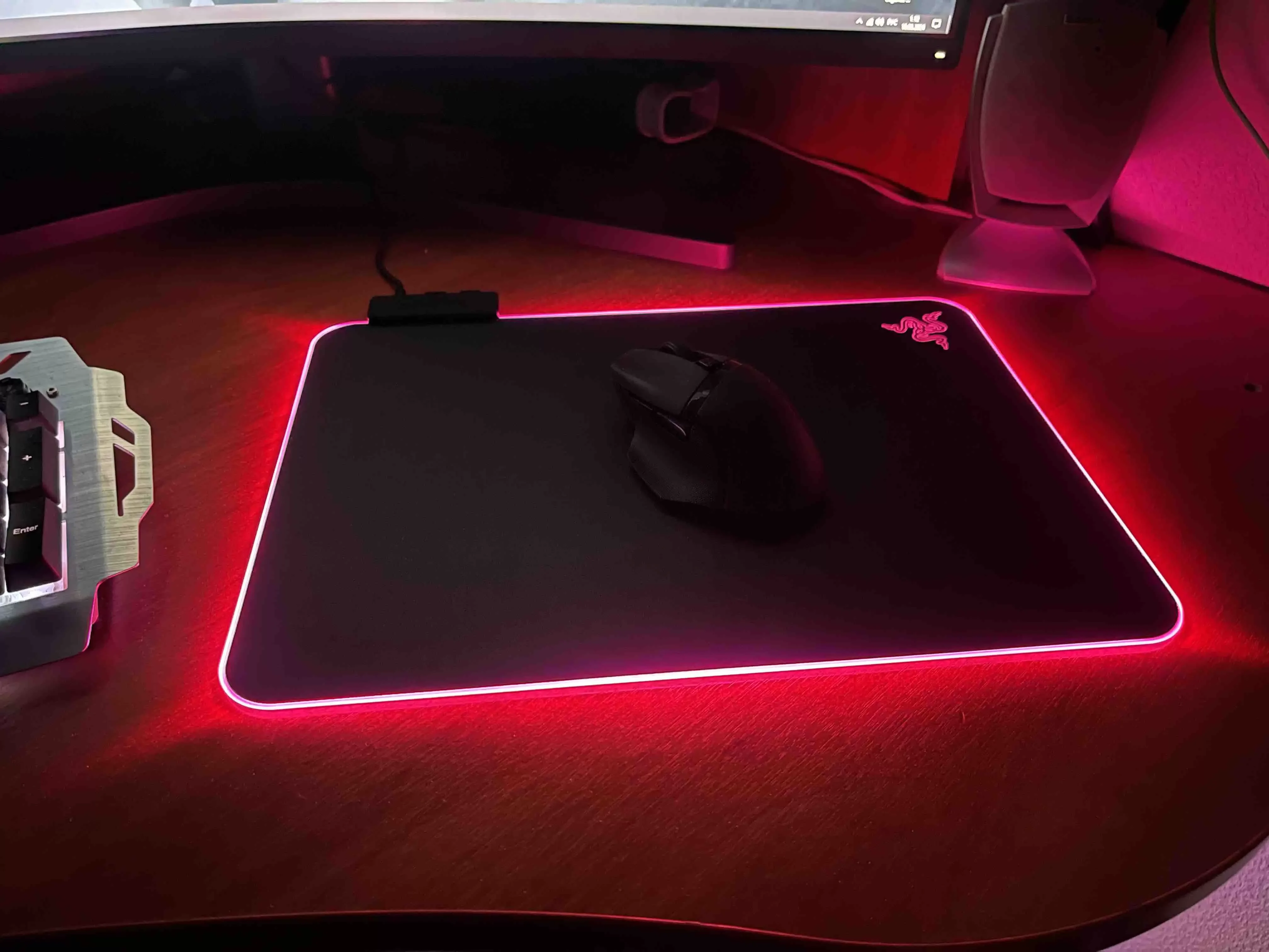 Игровой коврик для мыши Razer Firefly V2 Razer Firefly V2 - Hard Surface Mouse Mat with Chroma - FRML Packaging