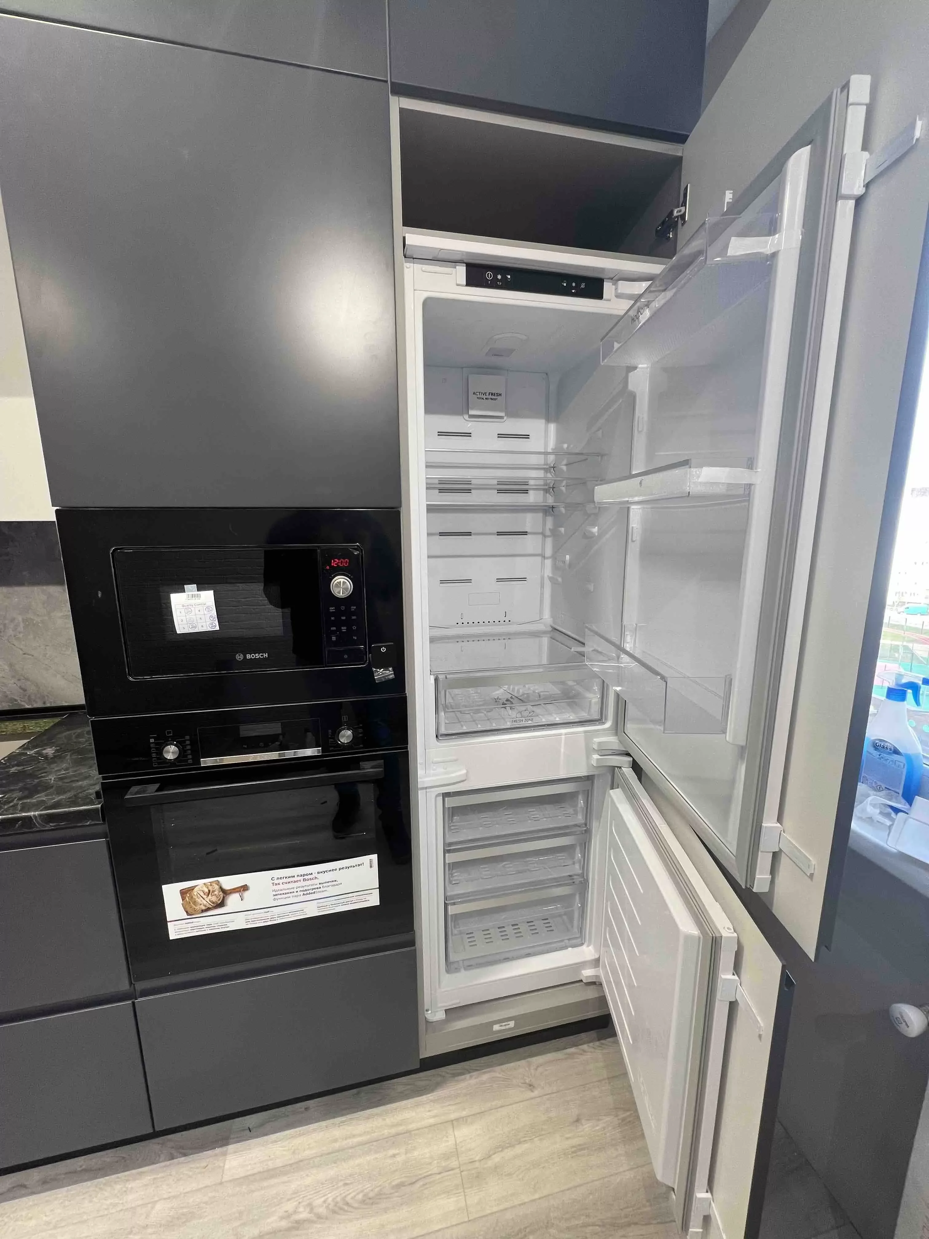 Встраиваемый двухкамерный холодильник Hotpoint HBH 18 белый