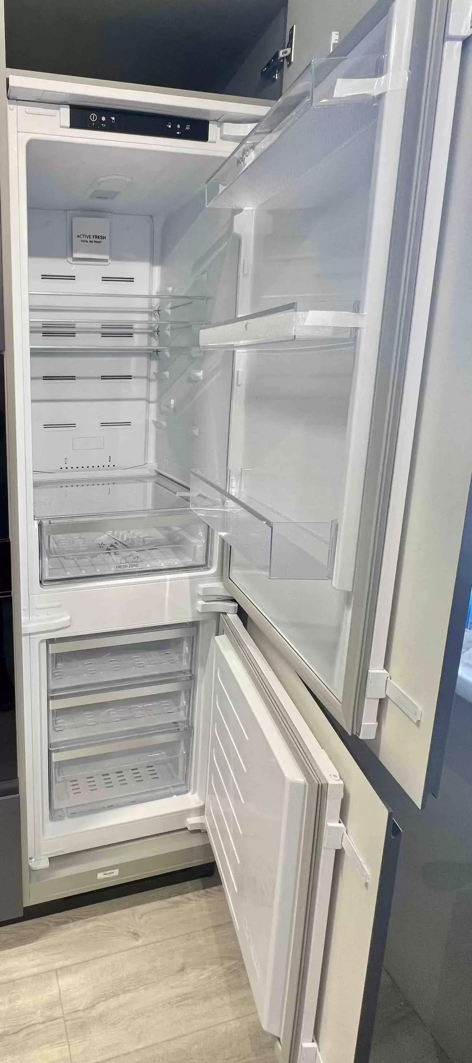 Встраиваемый двухкамерный холодильник Hotpoint HBH 18 белый