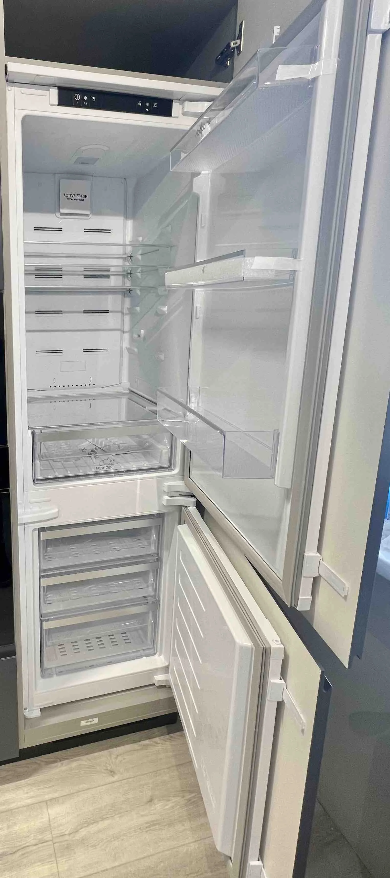 Встраиваемый двухкамерный холодильник Hotpoint HBT 18