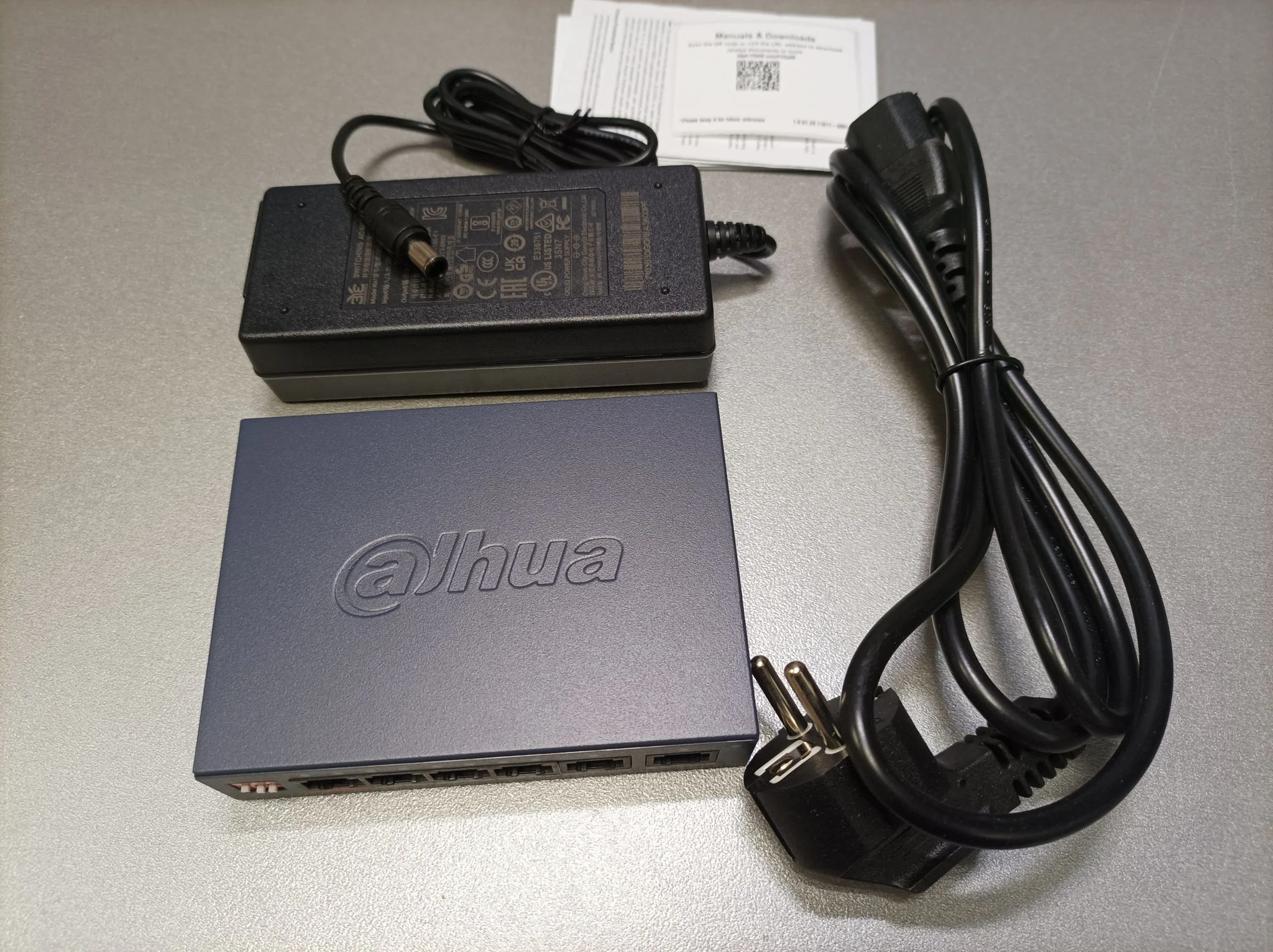 Коммутатор Dahua DH-CS4006-4ET2GT-60 4-портовый гигабитный PoE с функцией облачного управления, 4xRJ45 100Mb, 2xRJ45 1Gb uplink, суммарно 60Вт