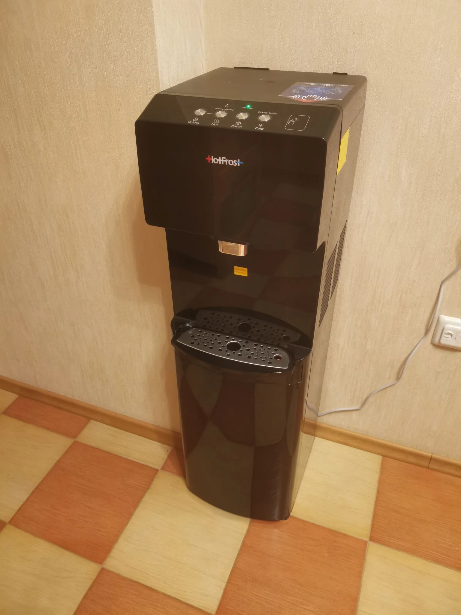 Кулер для воды HotFrost V450AMI black, черный с бесконтактной подачей воды